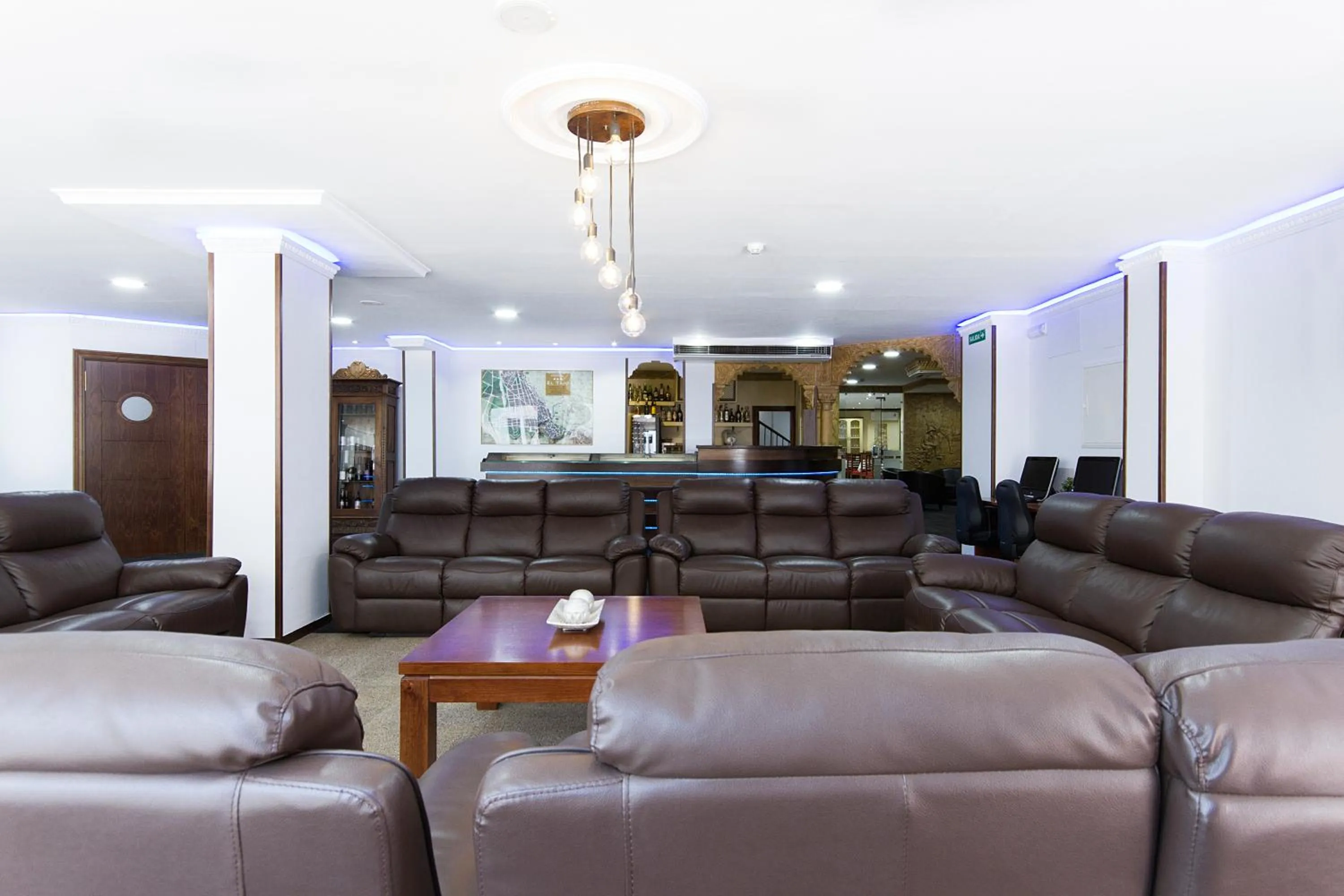 Communal lounge/ TV room in Hotel El Tajo & SPA