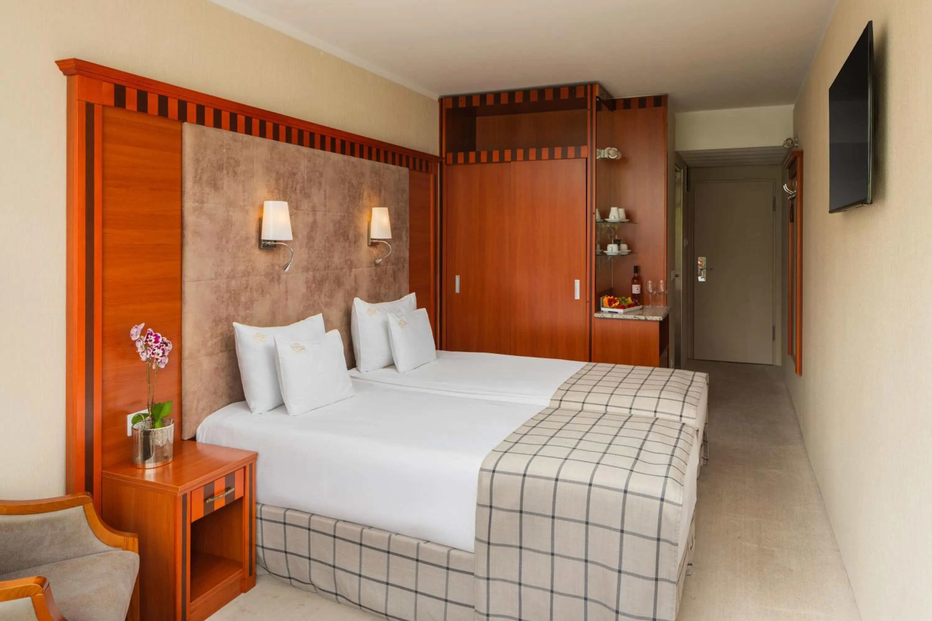 Photo of the whole room, Bed in Silvanus Hotel