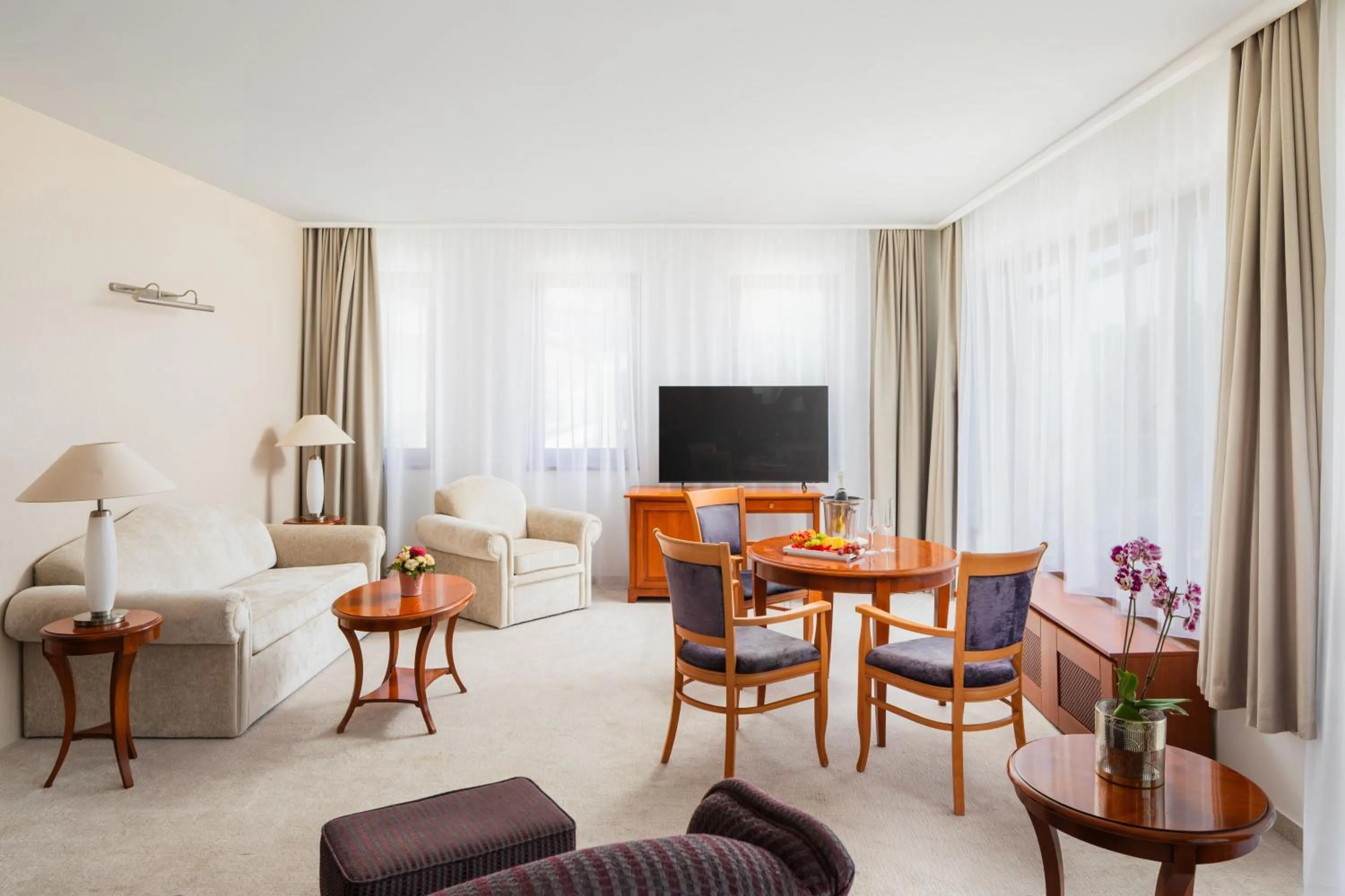 Living room, Bed in Silvanus Hotel