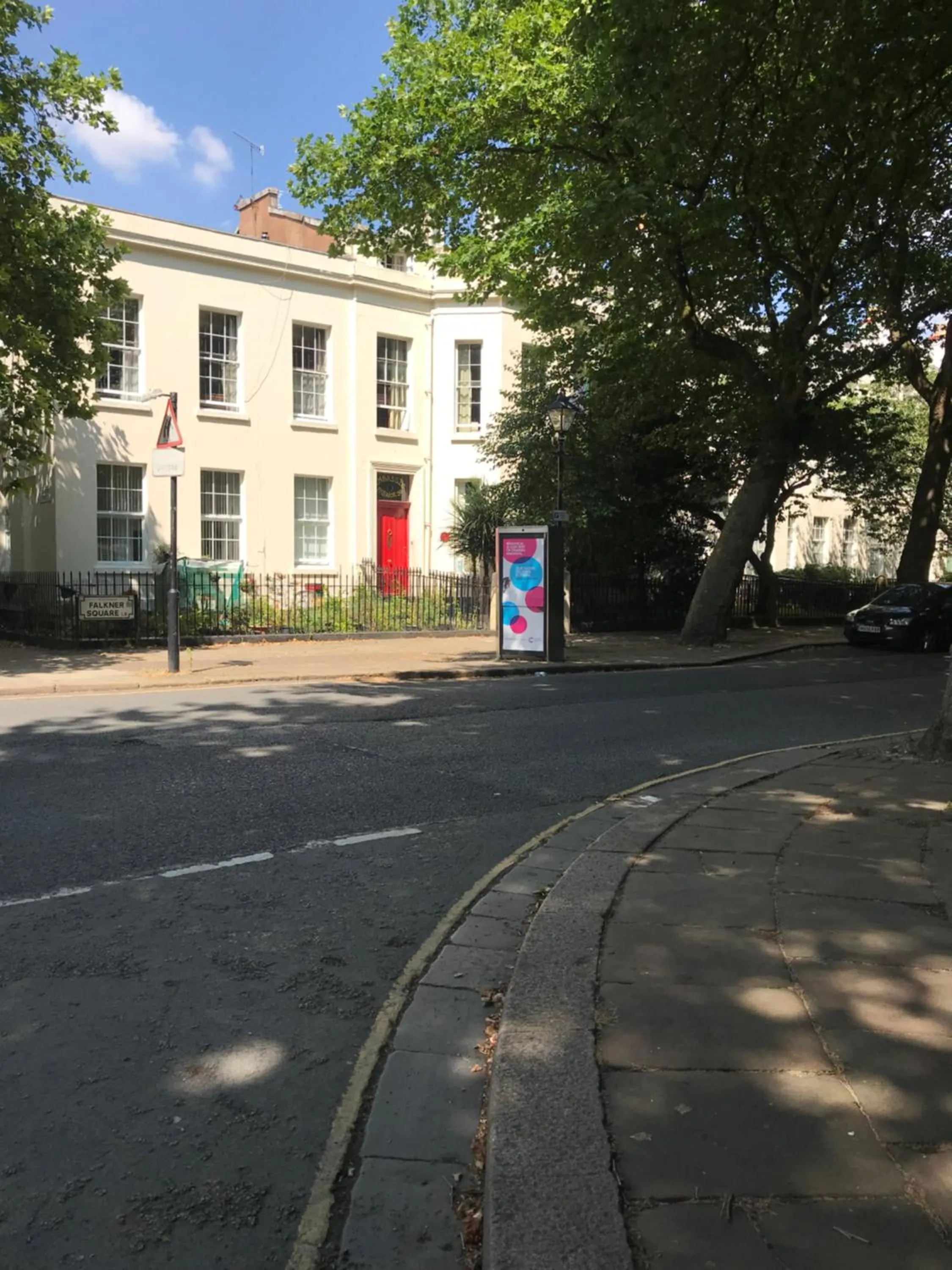 Facade/entrance in Embassie Backpackers
