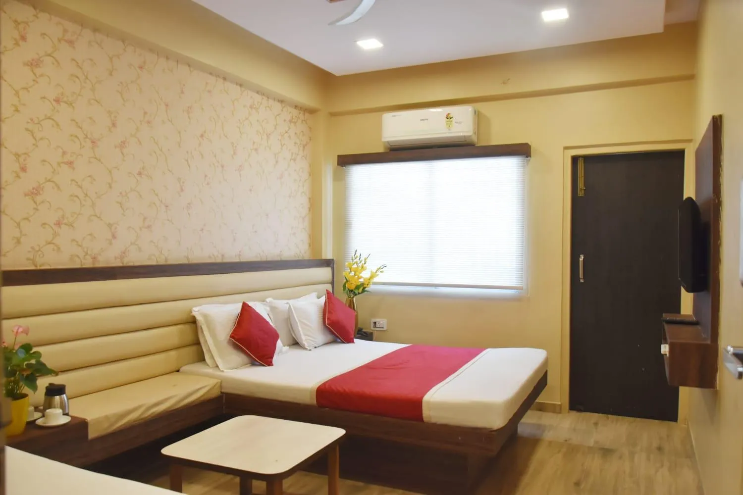 TV and multimedia, Bed in Hotel Saideep Villas, Shirdi