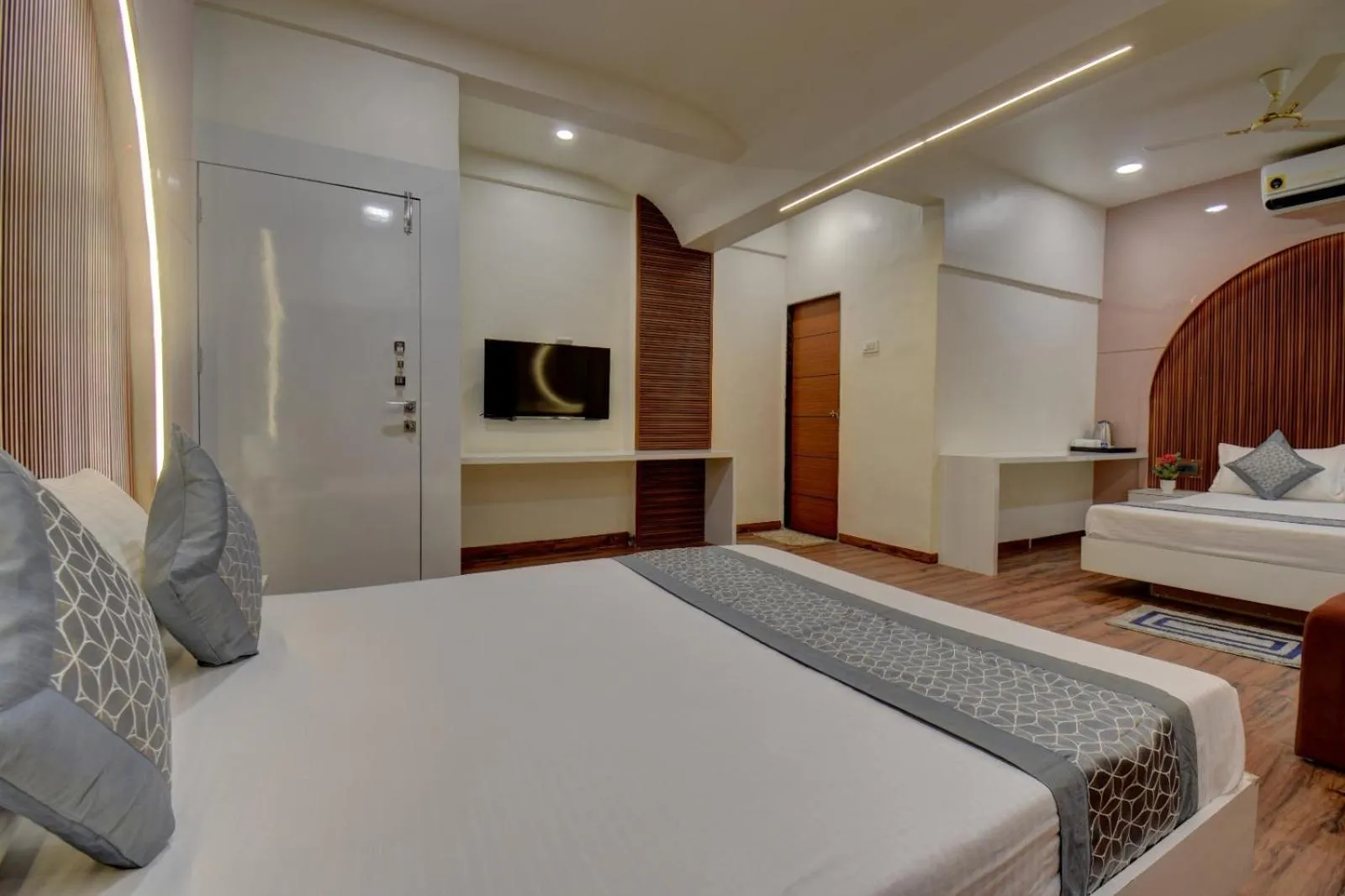 Bed in Hotel Saideep Villas, Shirdi