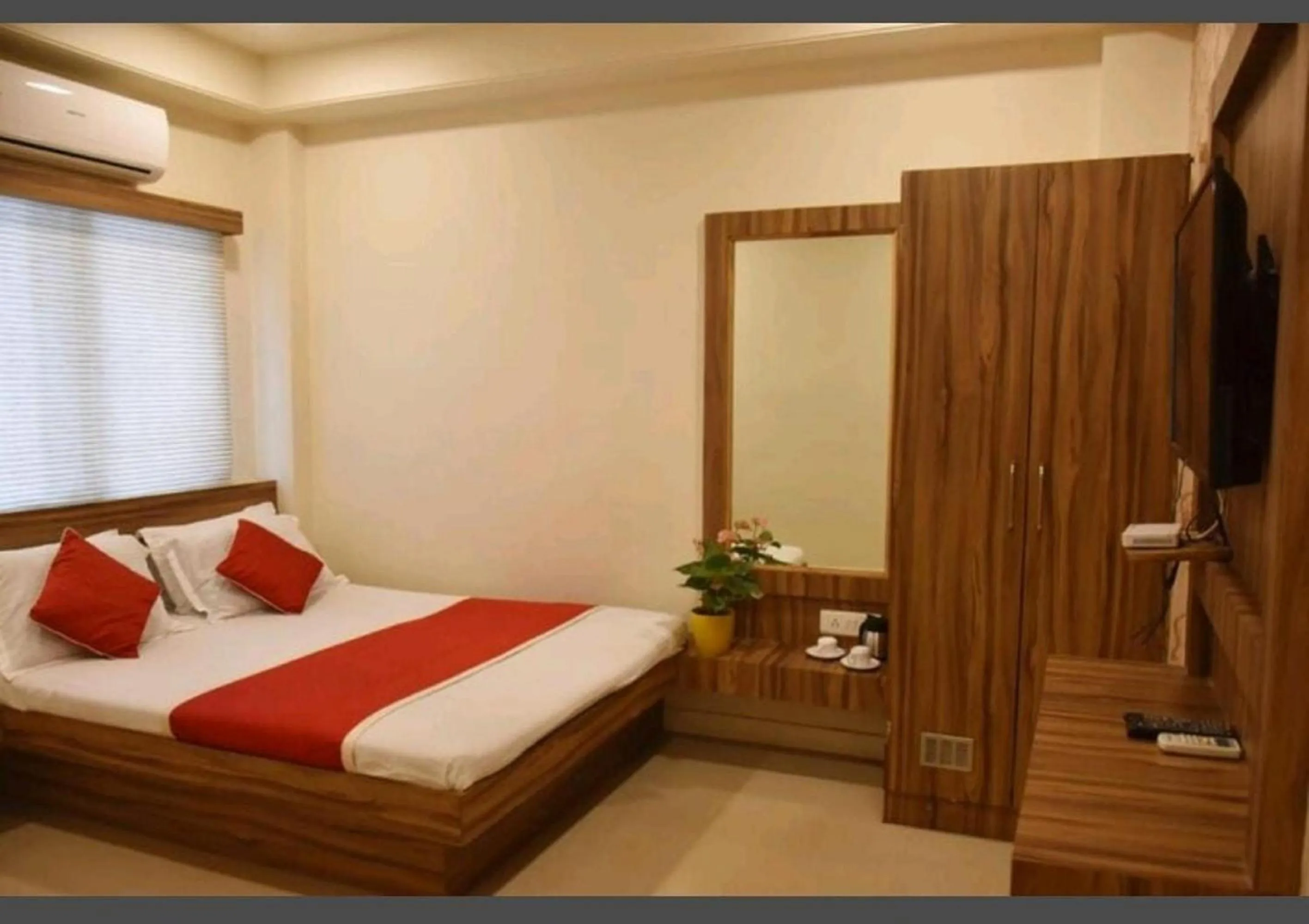Bed in Hotel Saideep Villas, Shirdi