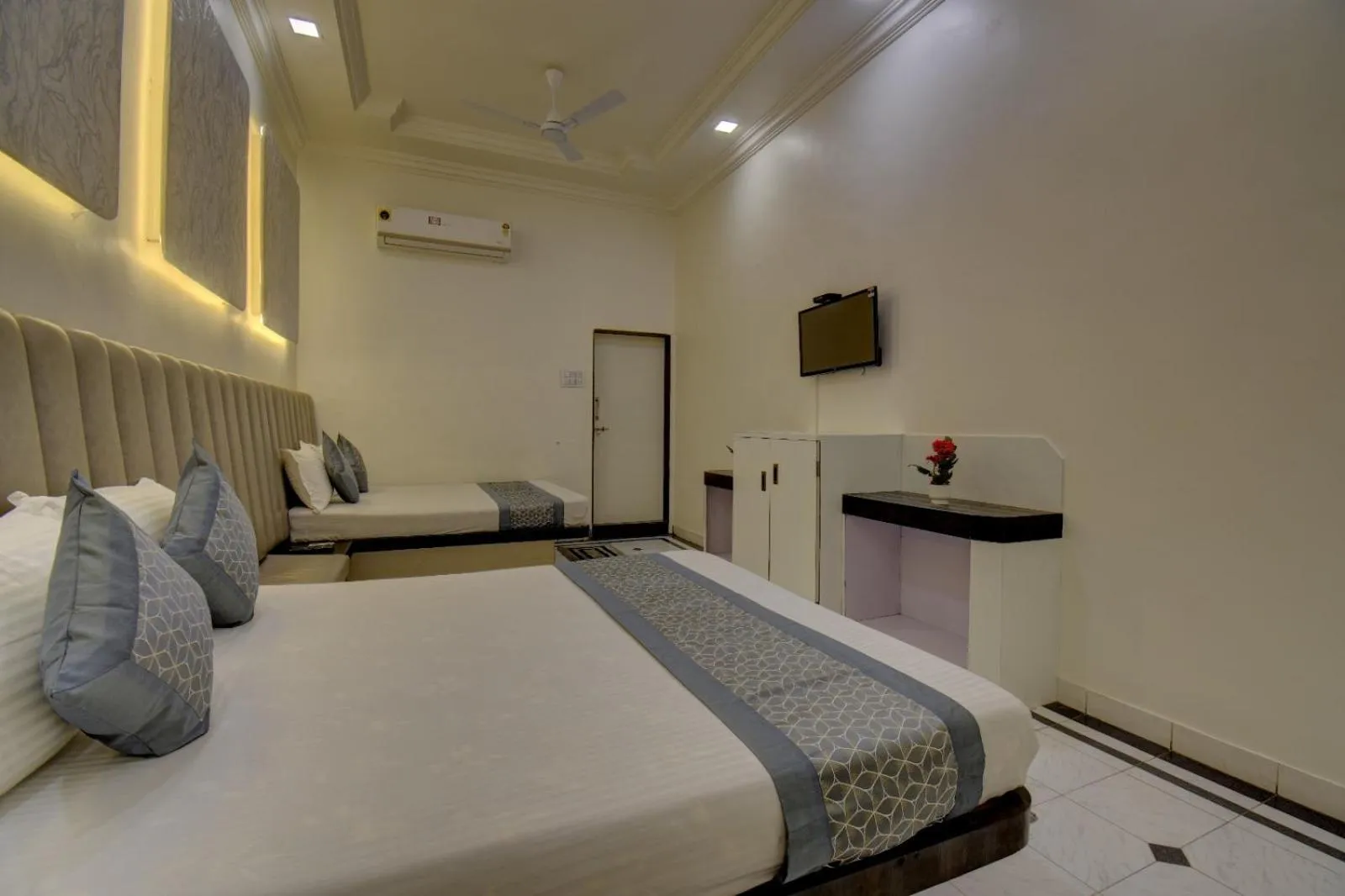 Bed in Hotel Saideep Villas, Shirdi