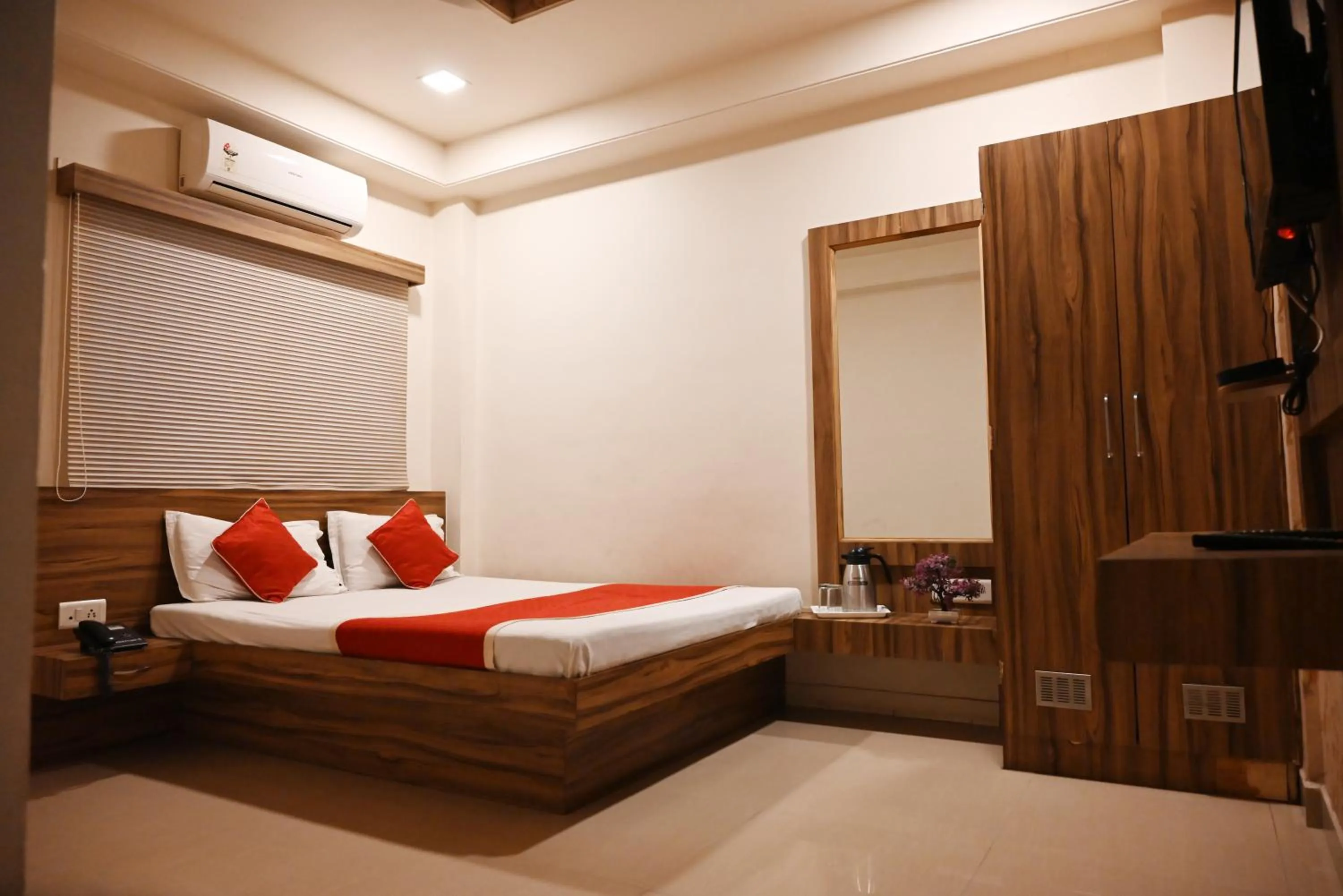 Bed in Hotel Saideep Villas, Shirdi