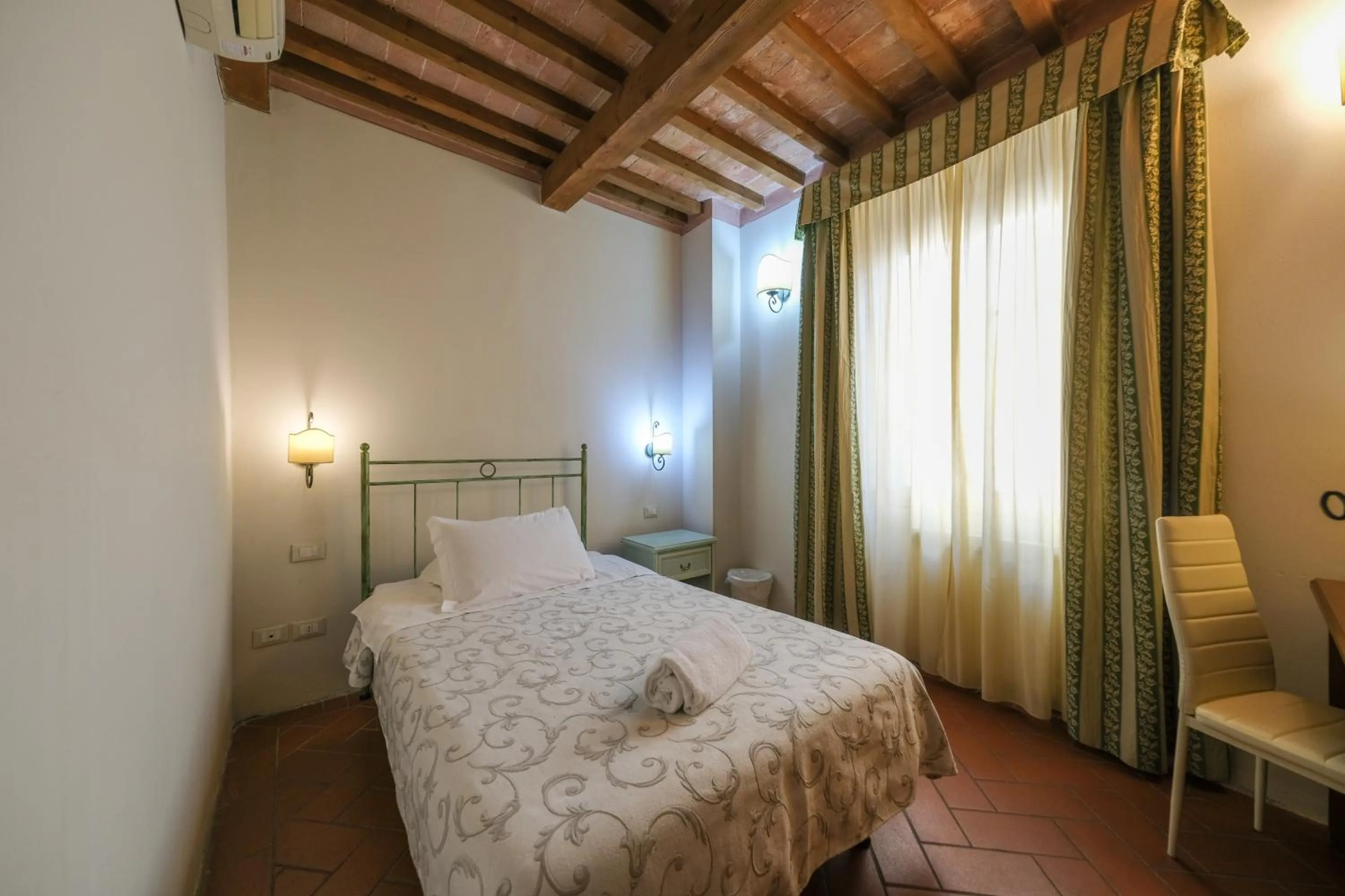 Bedroom, Bed in San Tommaso