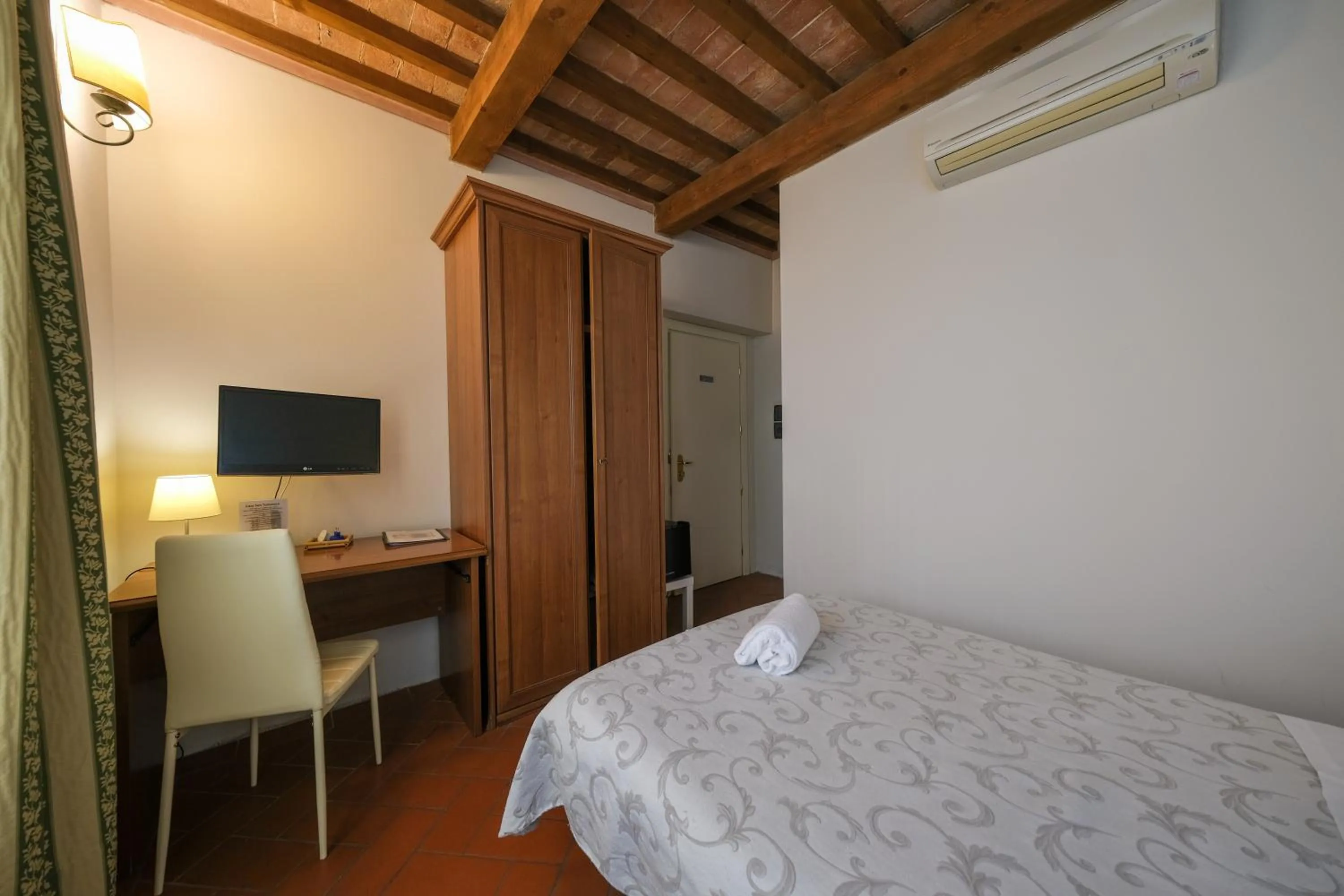 Bedroom, Bed in San Tommaso