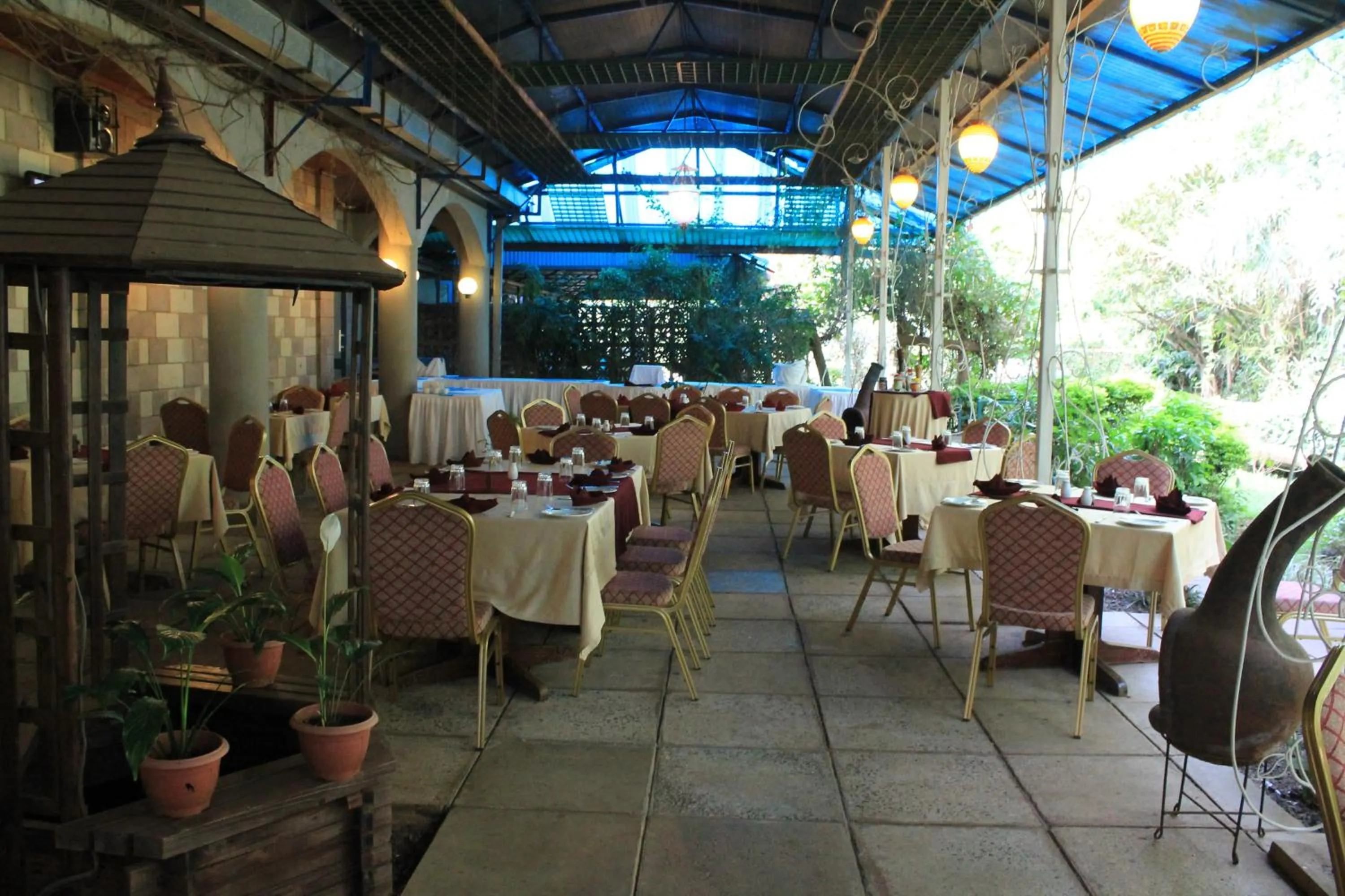 Restaurant/places to eat in La Mada Hotel