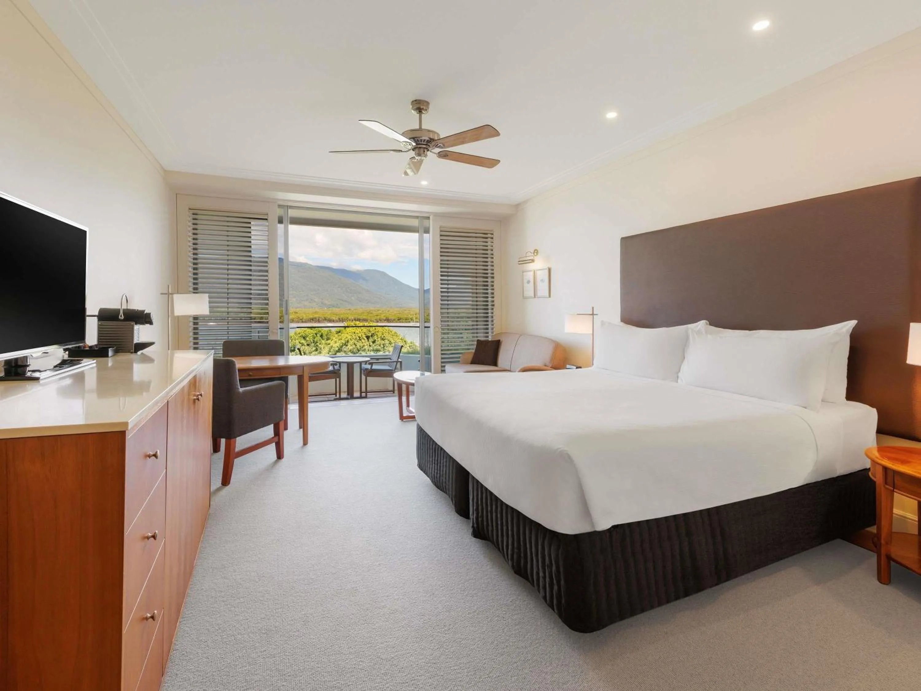 Bedroom, Bed in Pullman Reef Hotel Casino