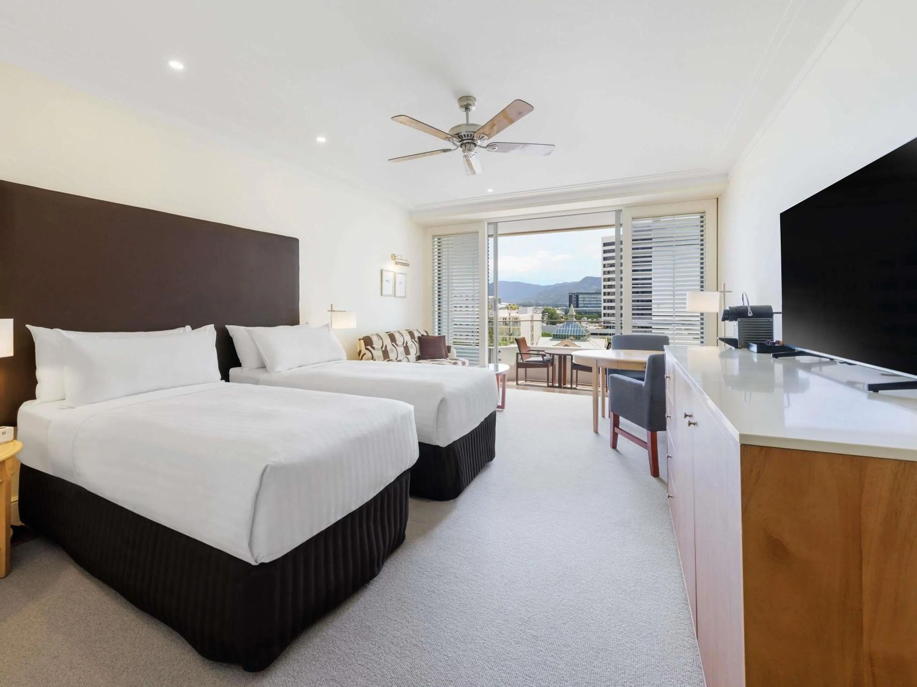 Bedroom, Bed in Pullman Reef Hotel Casino