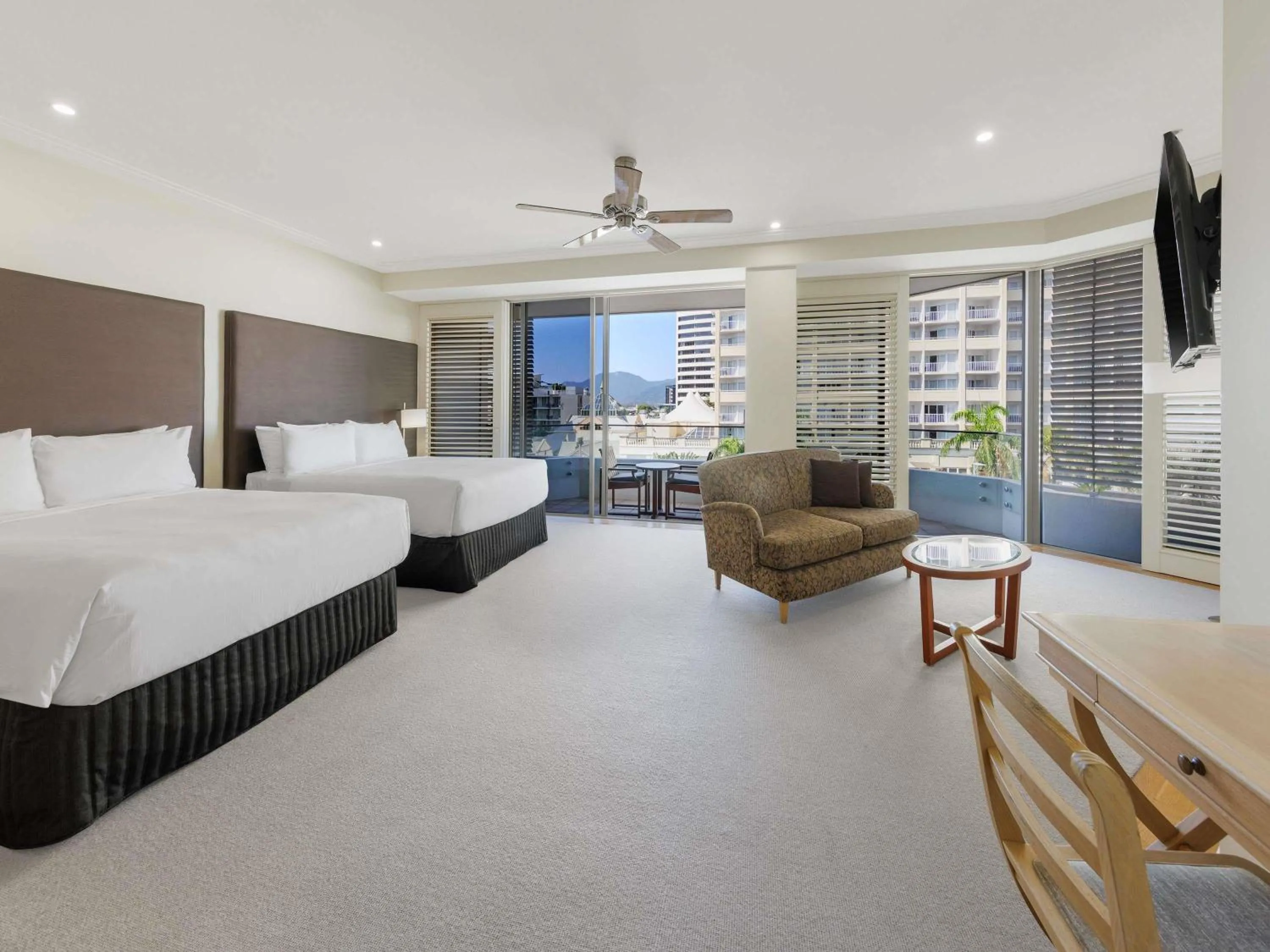 Bedroom, Bed in Pullman Reef Hotel Casino