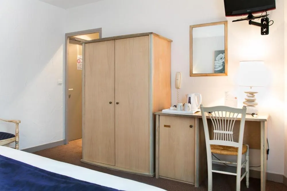 Bed in Le Charollais Motel Contact-Hôtel