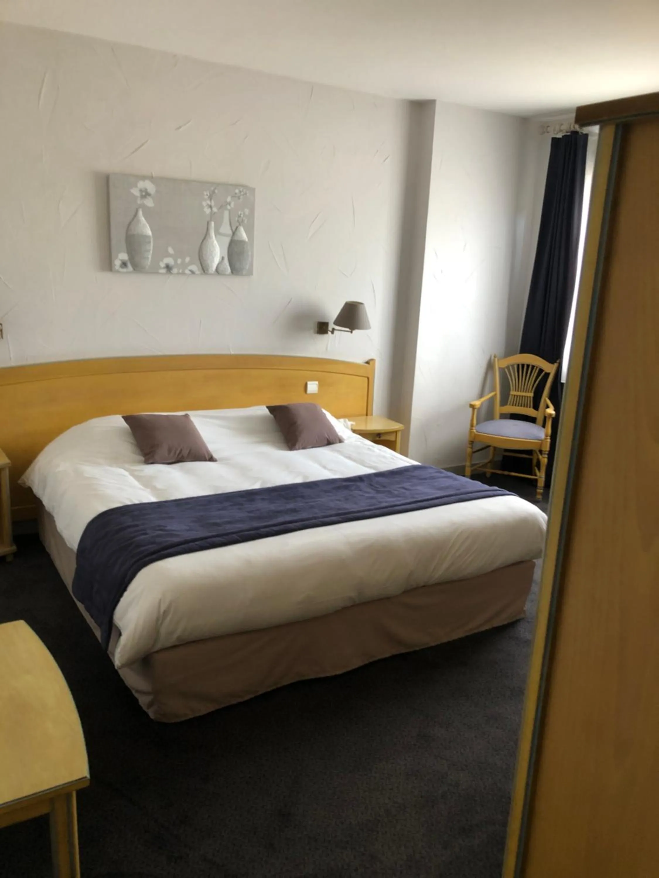 Bed in Le Charollais Motel Contact-Hôtel