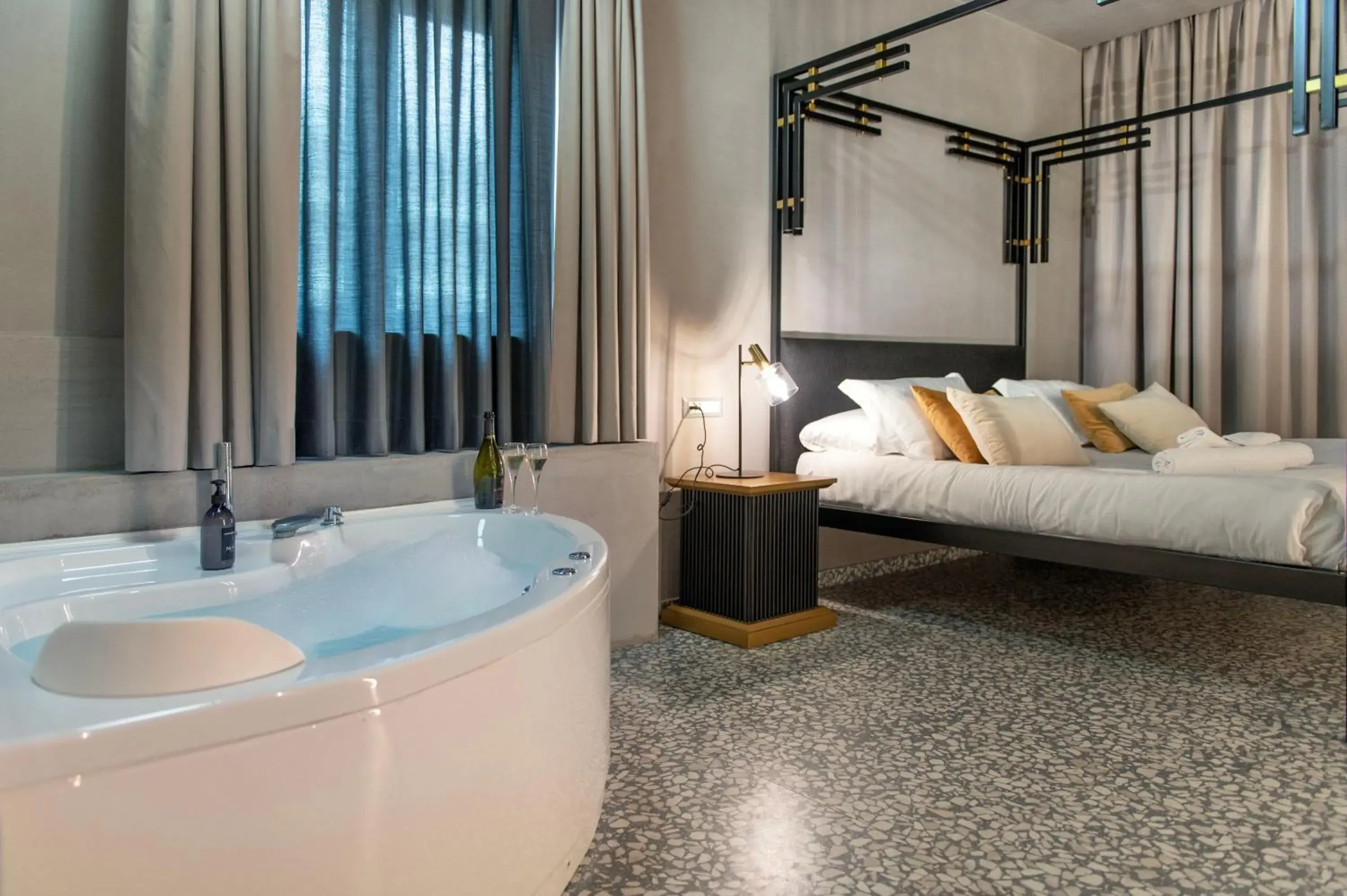 Deluxe Double Room with Bath in Hotel Nuvò Deluxe Double Room with Bath in Hotel Nuvò