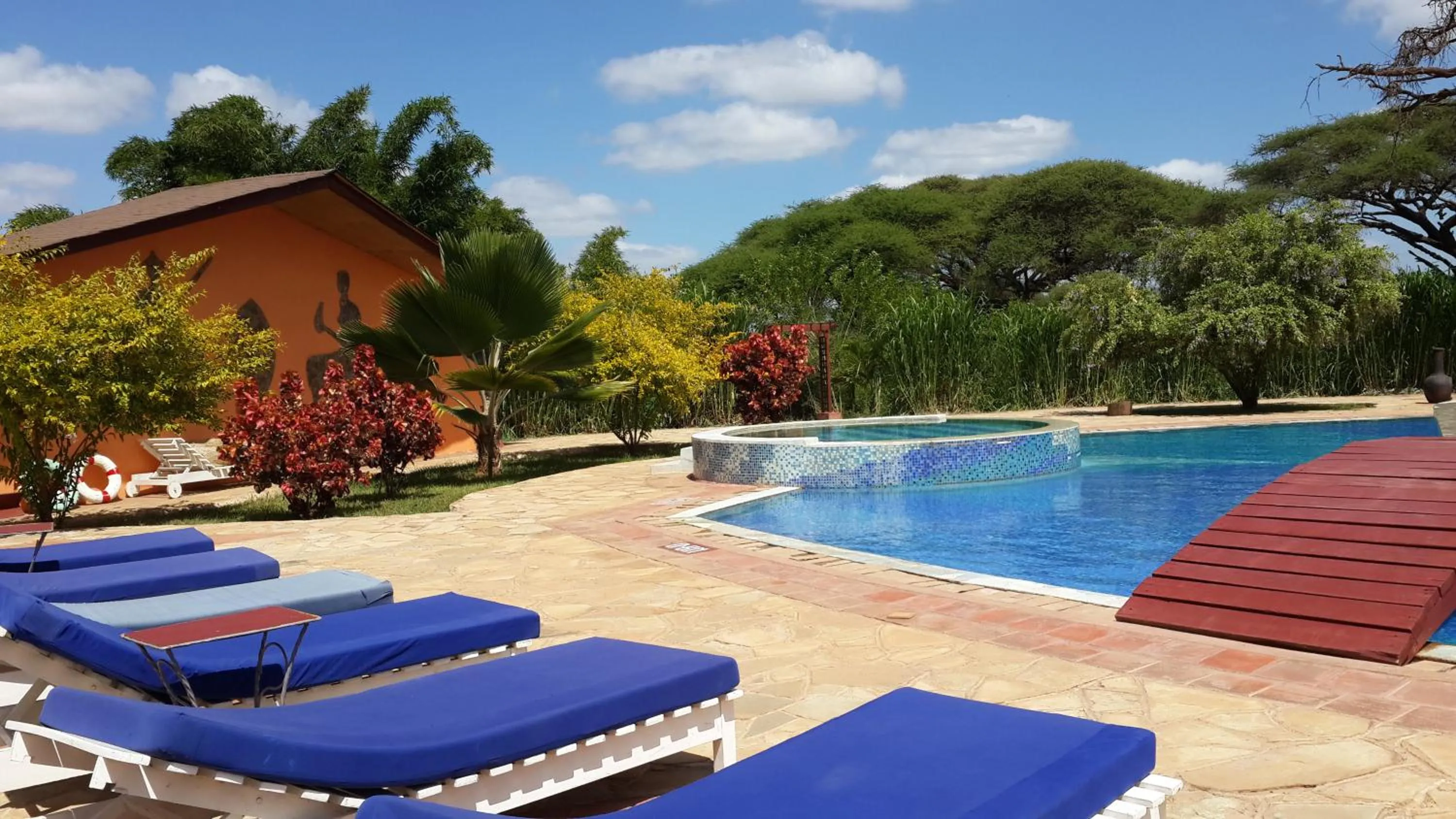 Swimming pool in Kilima Safari Camp