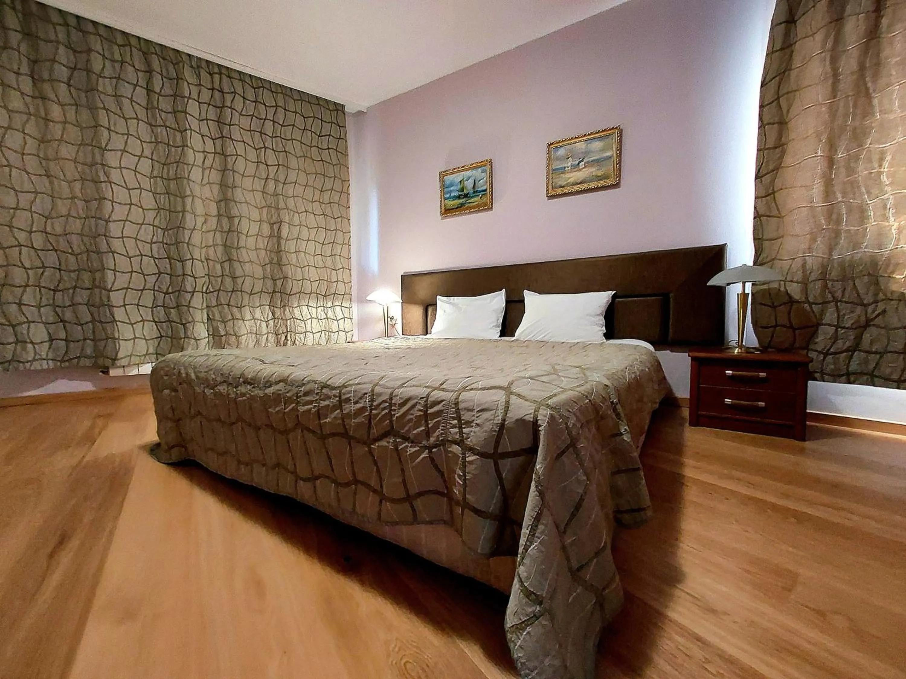 TV and multimedia, Bed in Family Art Hotel Gallery