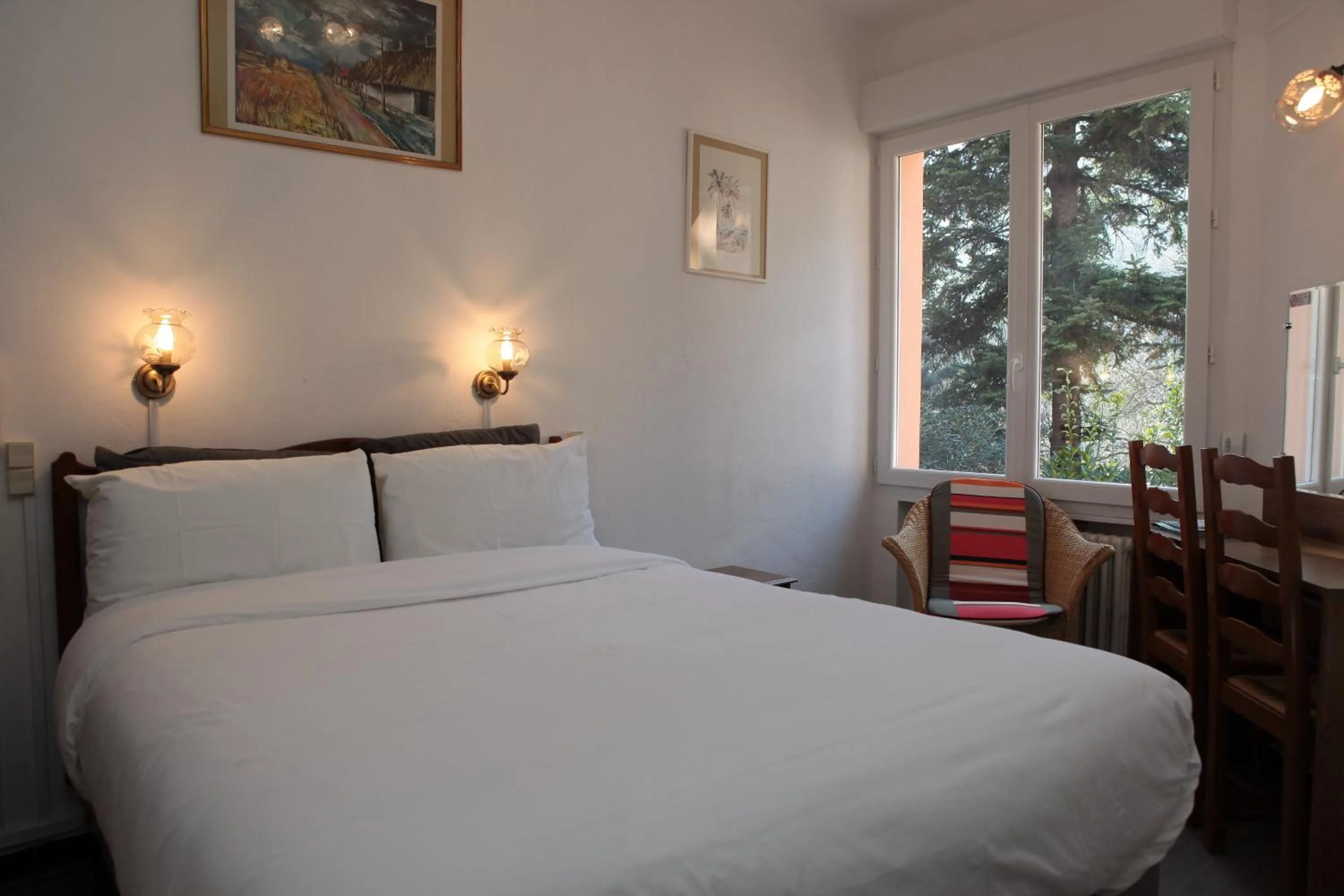 Bed in Auberge Les Gorges du Loup