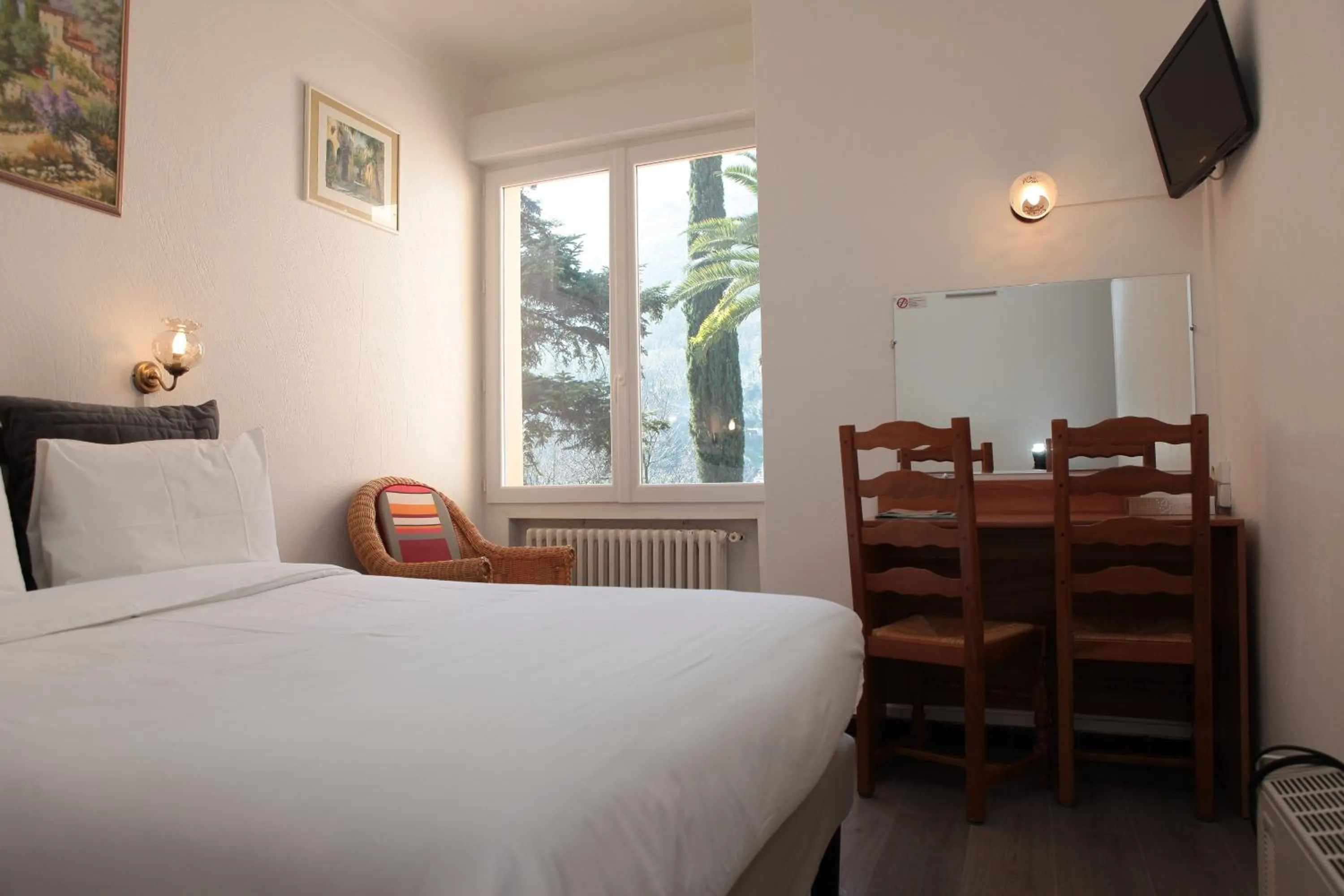 Bed in Auberge Les Gorges du Loup