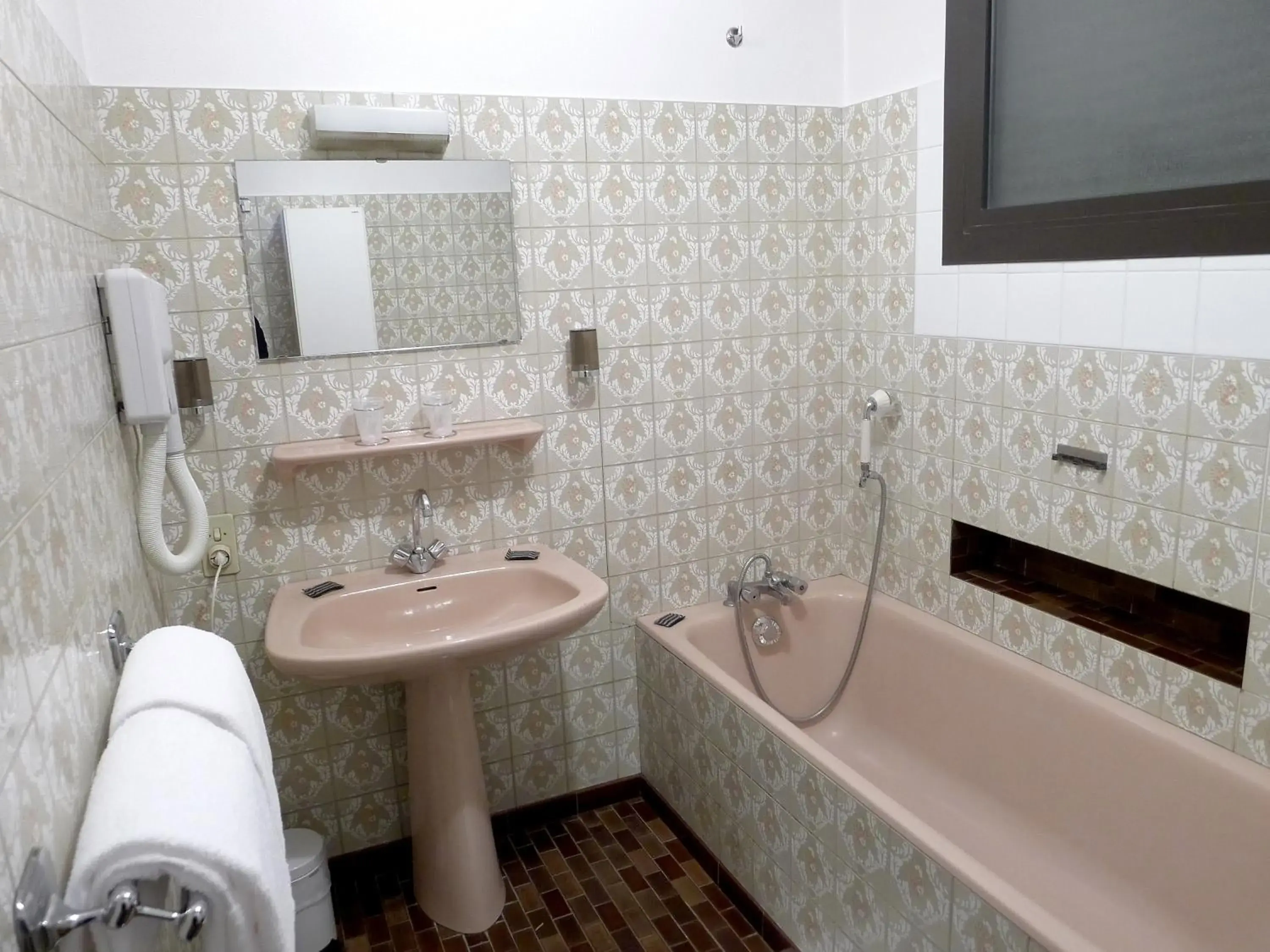 Double Room with Bath - single occupancy in Hôtel du Sablar Double Room with Bath - single occupancy in Hôtel du Sablar