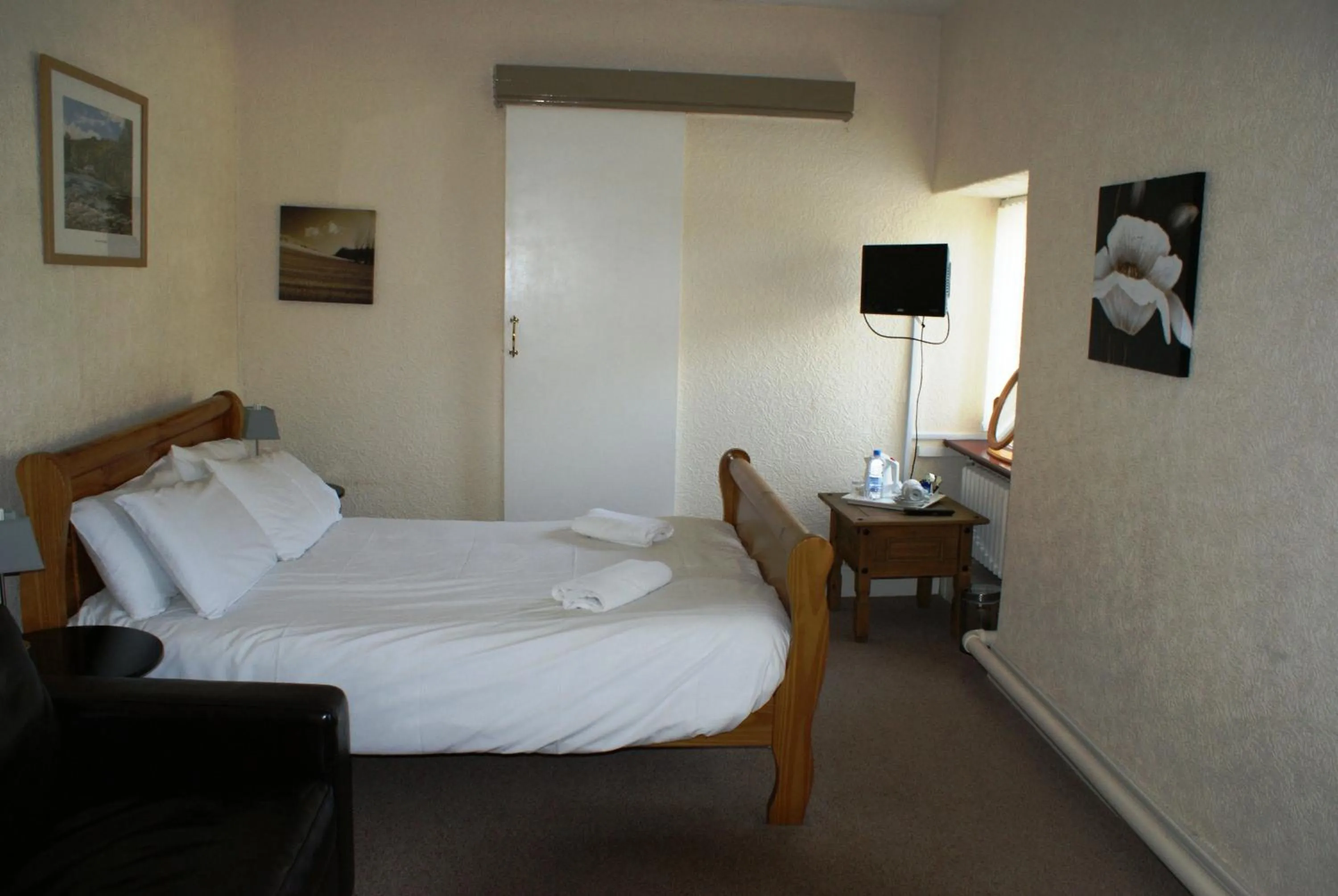 River view, Bed in Royal Lodge