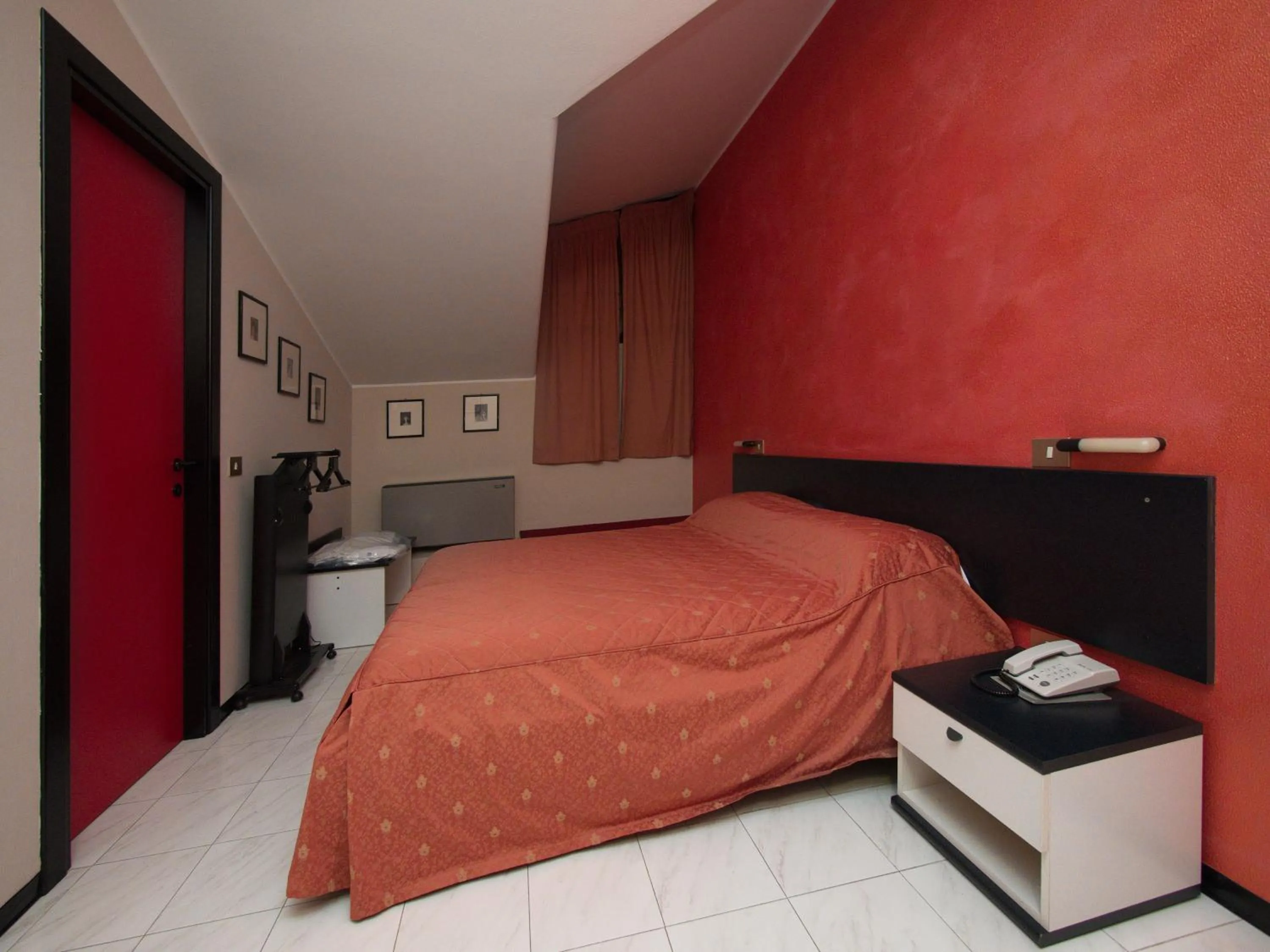 Bedroom, Bed in Hotel Versailles