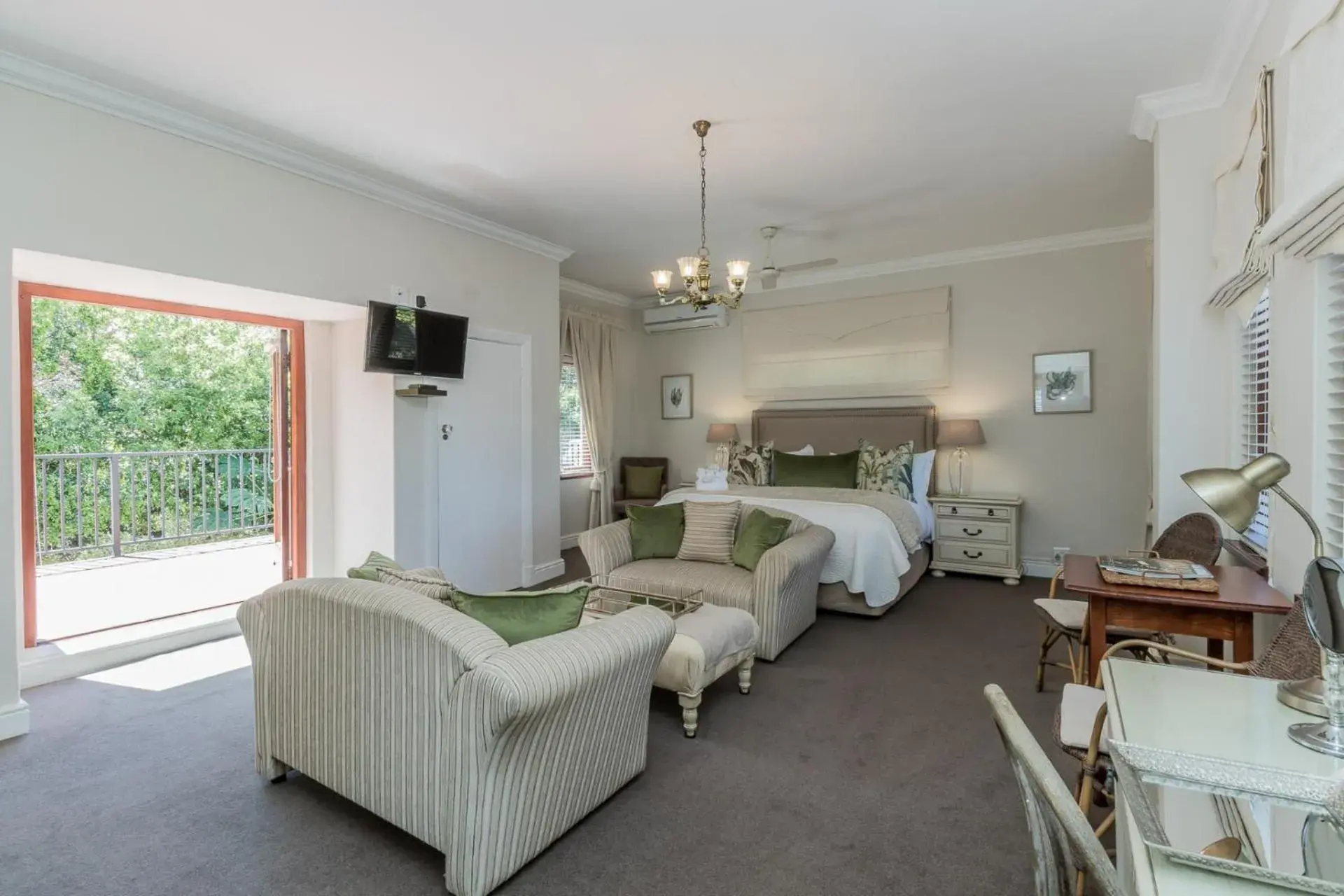 Executive Suite with Mountain View in Fernwood Manor Boutique Guest House Executive Suite with Mountain View in Fernwood Manor Boutique Guest House