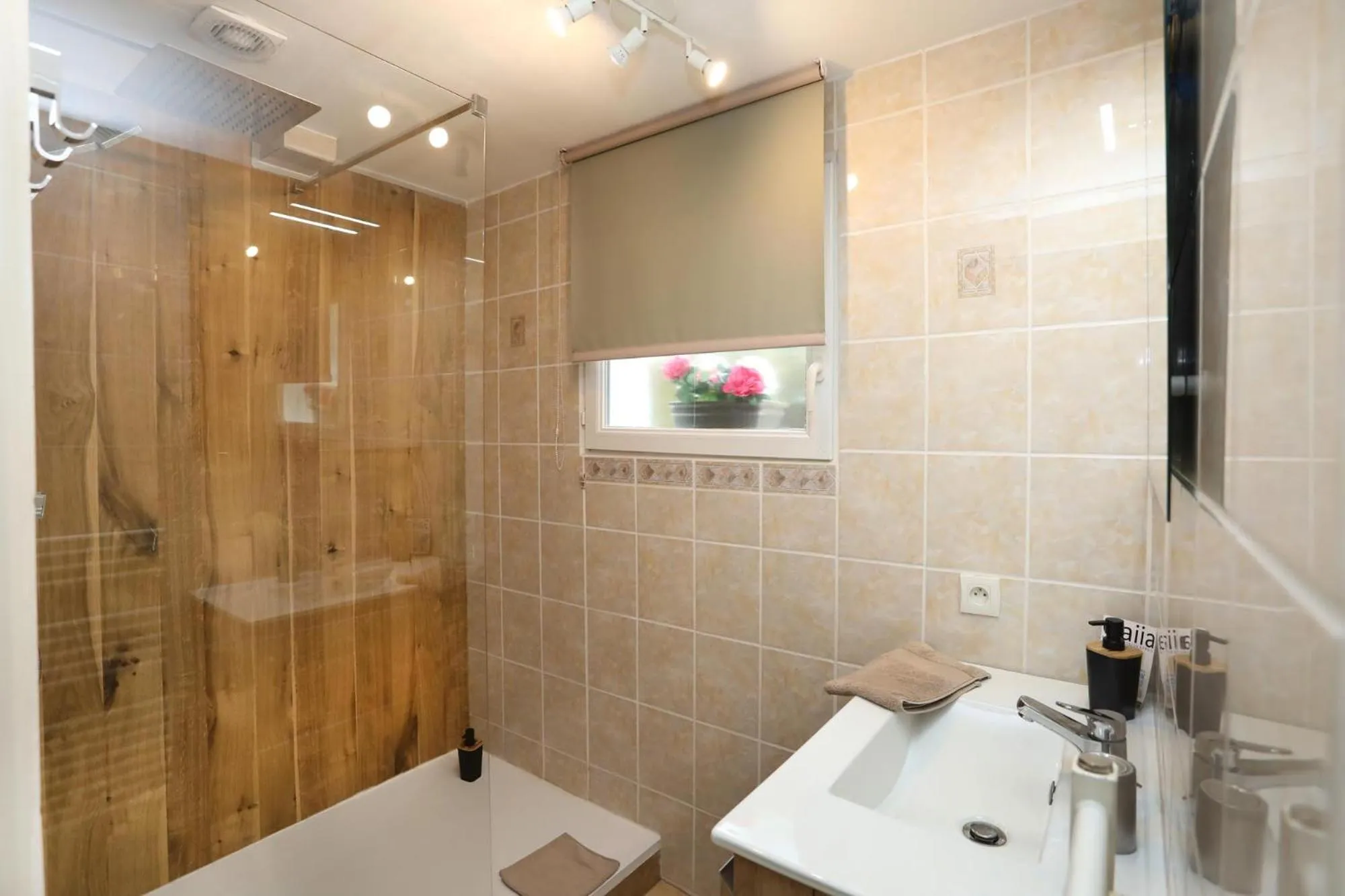 Bathroom in Maison d'Hôtes et Roulotte" Le 6 Bis"