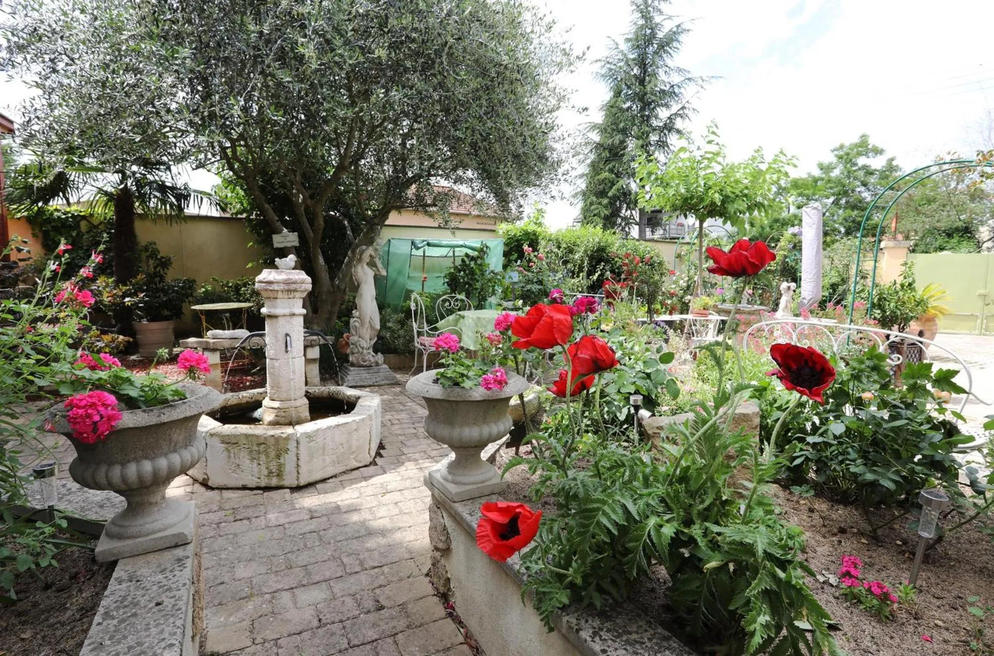 Property building in Maison d'Hôtes et Roulotte" Le 6 Bis"