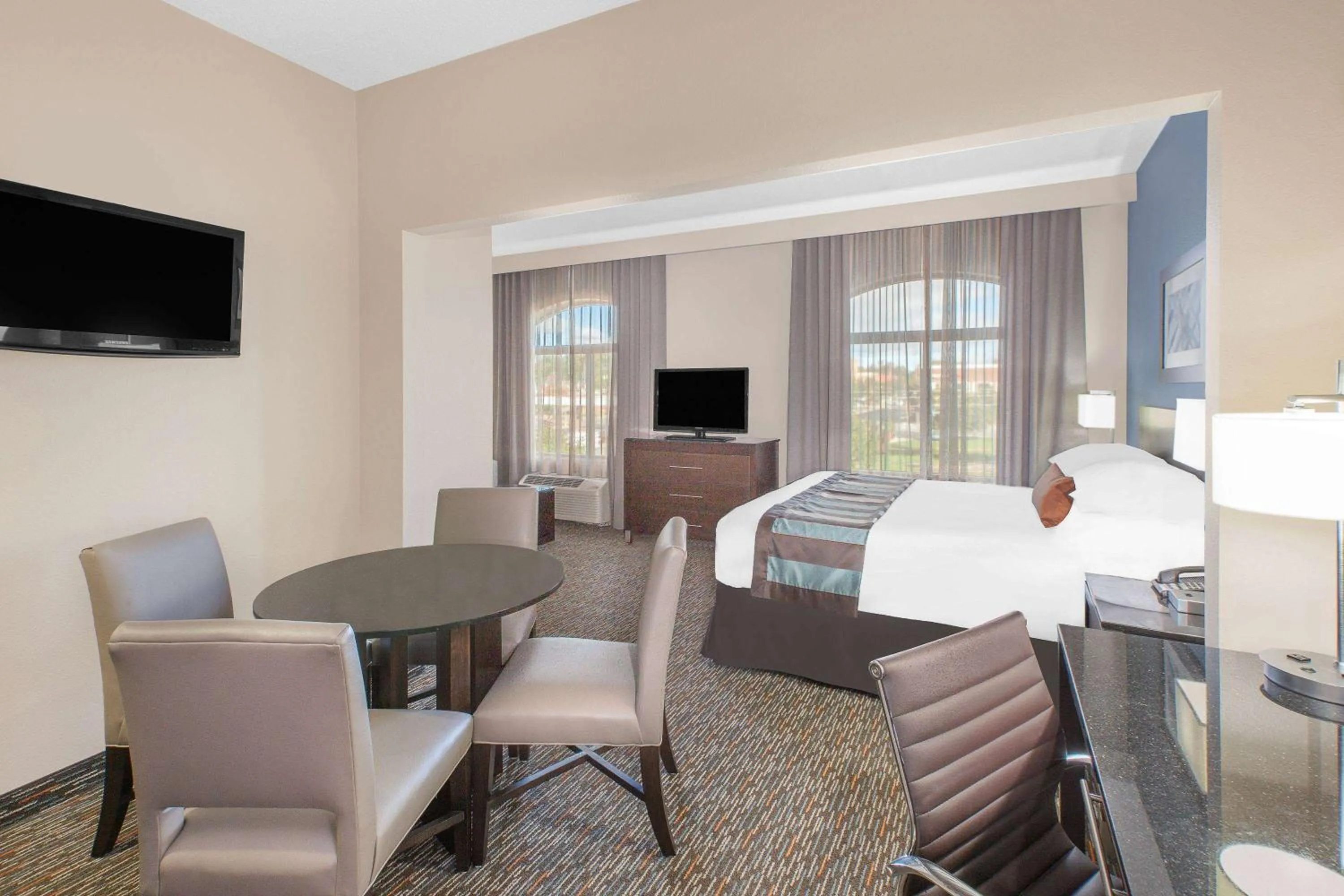 Photo of the whole room in Wingate by Wyndham Sylvania-Toledo