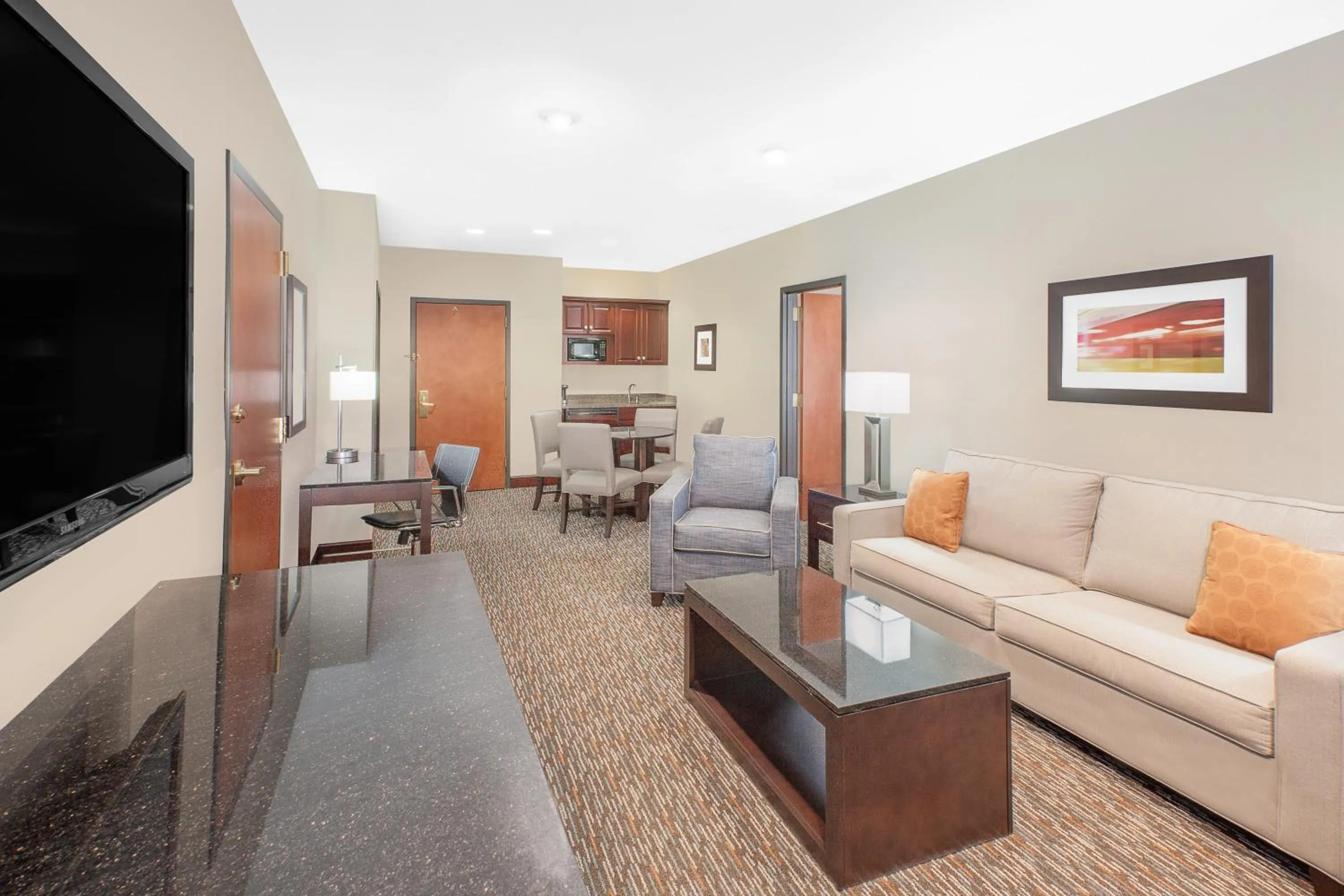 Living room in Wingate by Wyndham Sylvania-Toledo