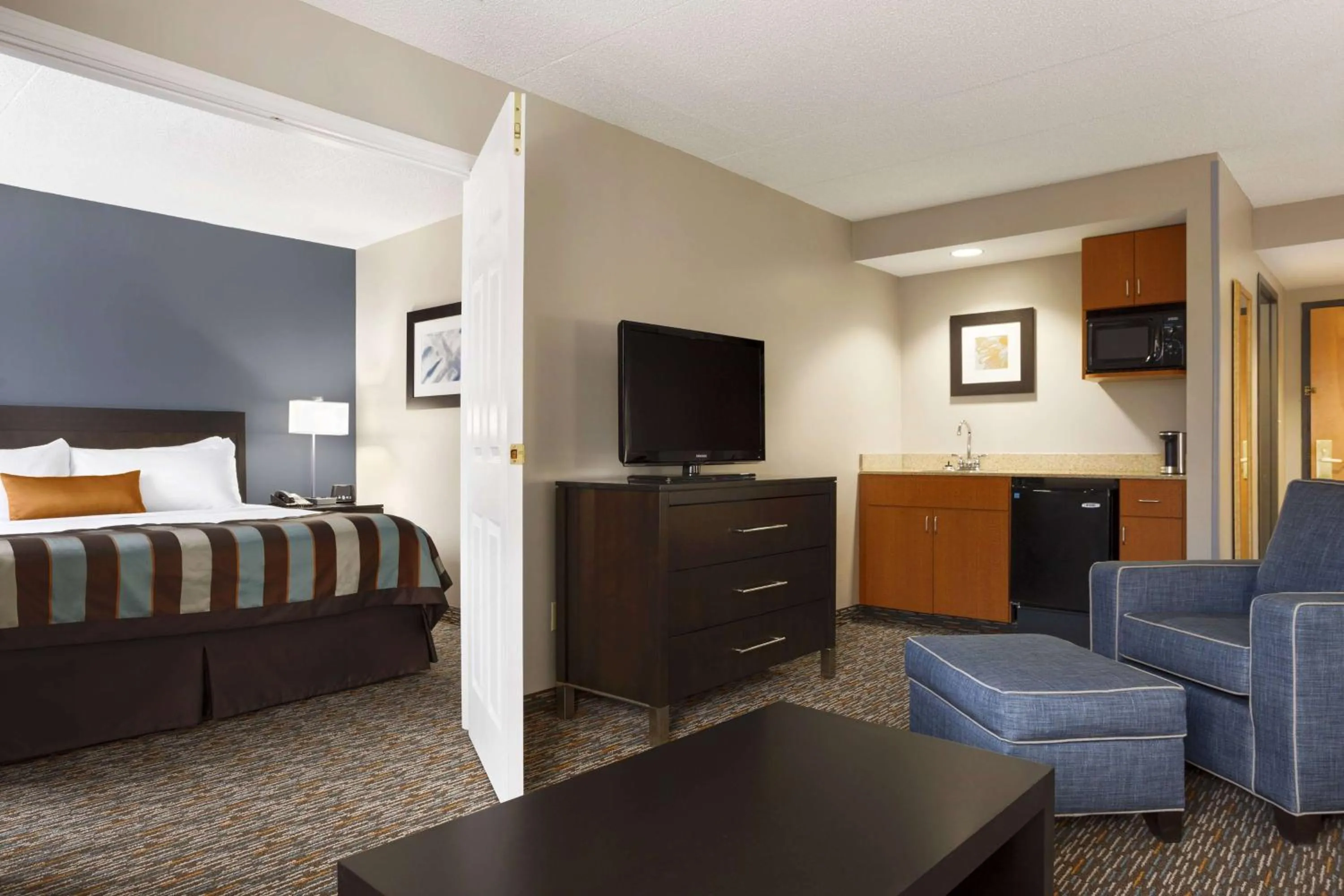 Photo of the whole room, Bed in Wingate by Wyndham Sylvania-Toledo