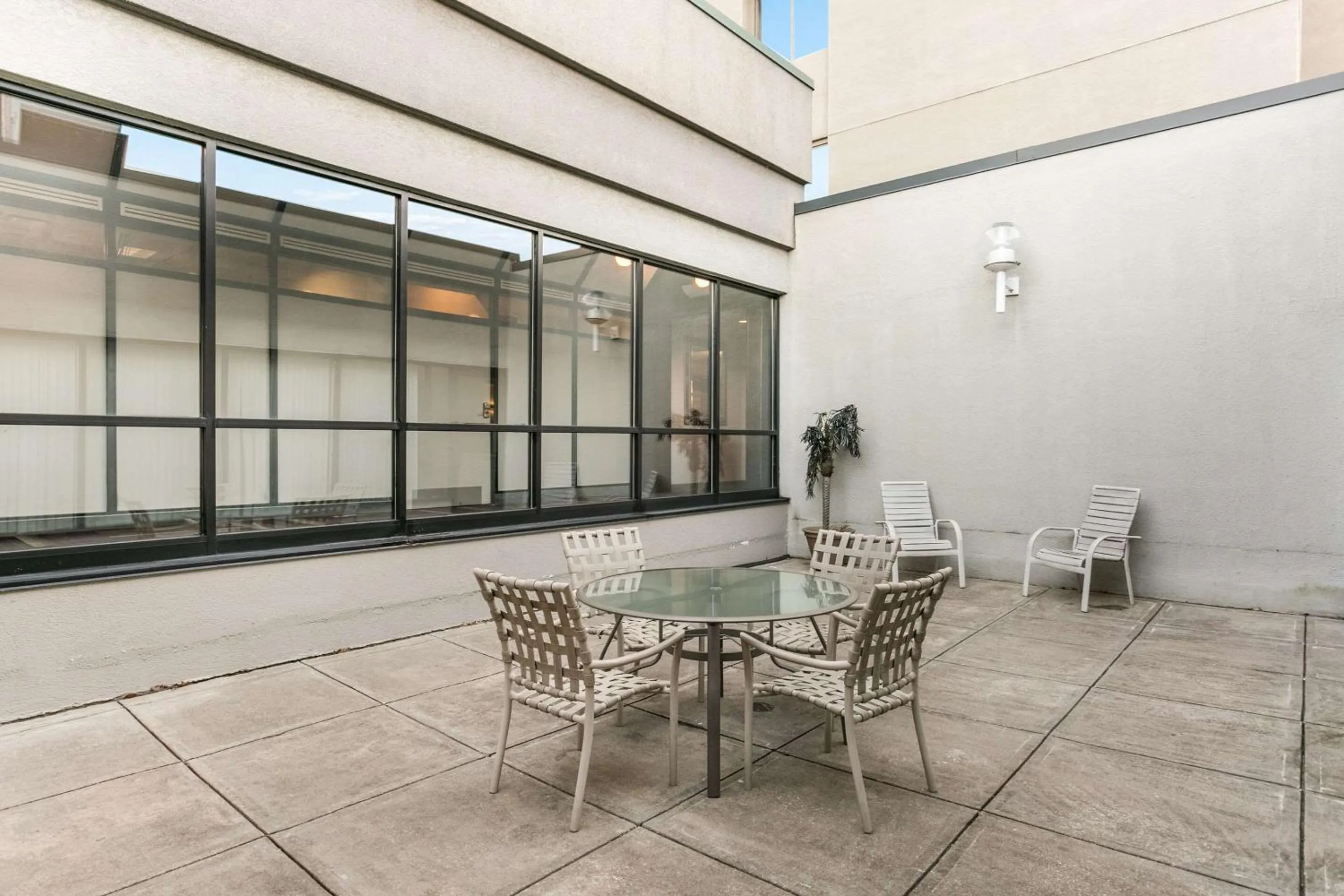 Swimming pool in Clarion Hotel BWI Airport Arundel Mills