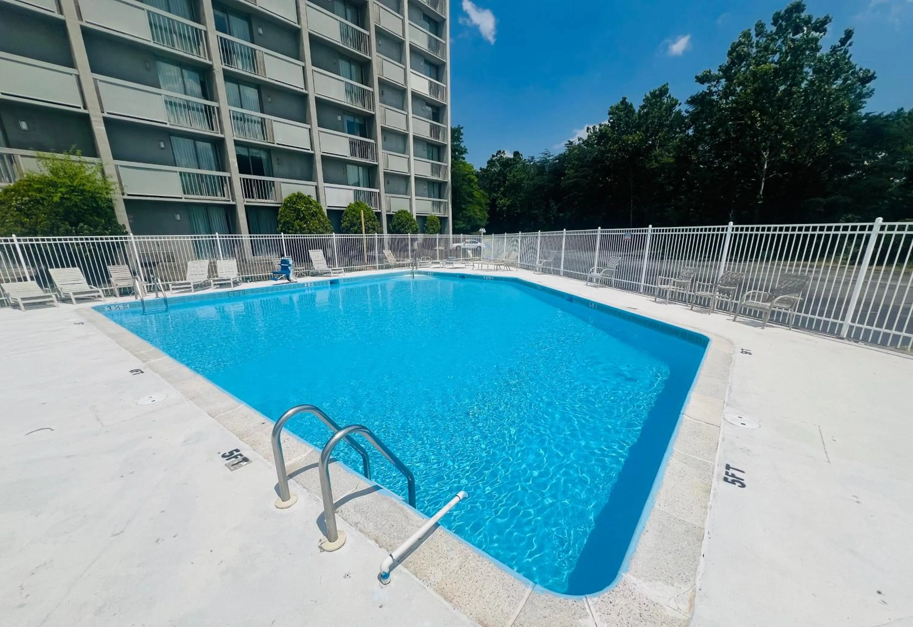 Swimming pool in Clarion Hotel BWI Airport Arundel Mills