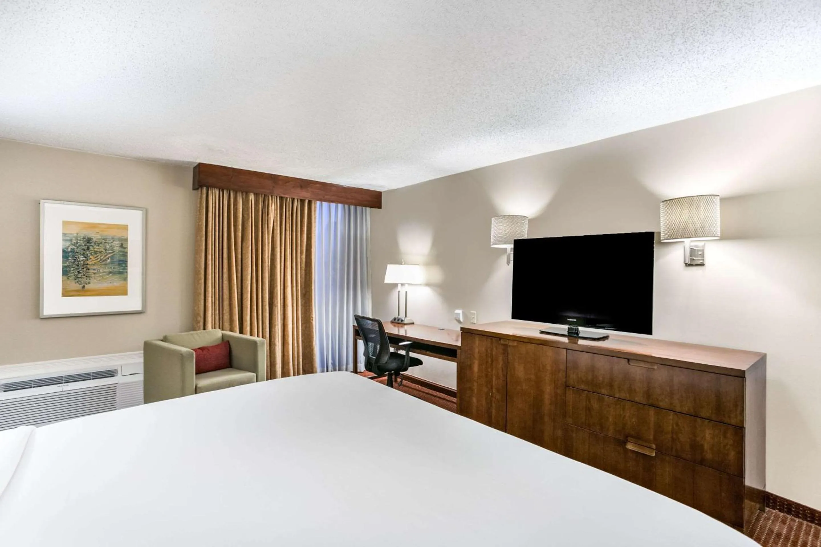 Photo of the whole room, Bed in Clarion Hotel BWI Airport Arundel Mills
