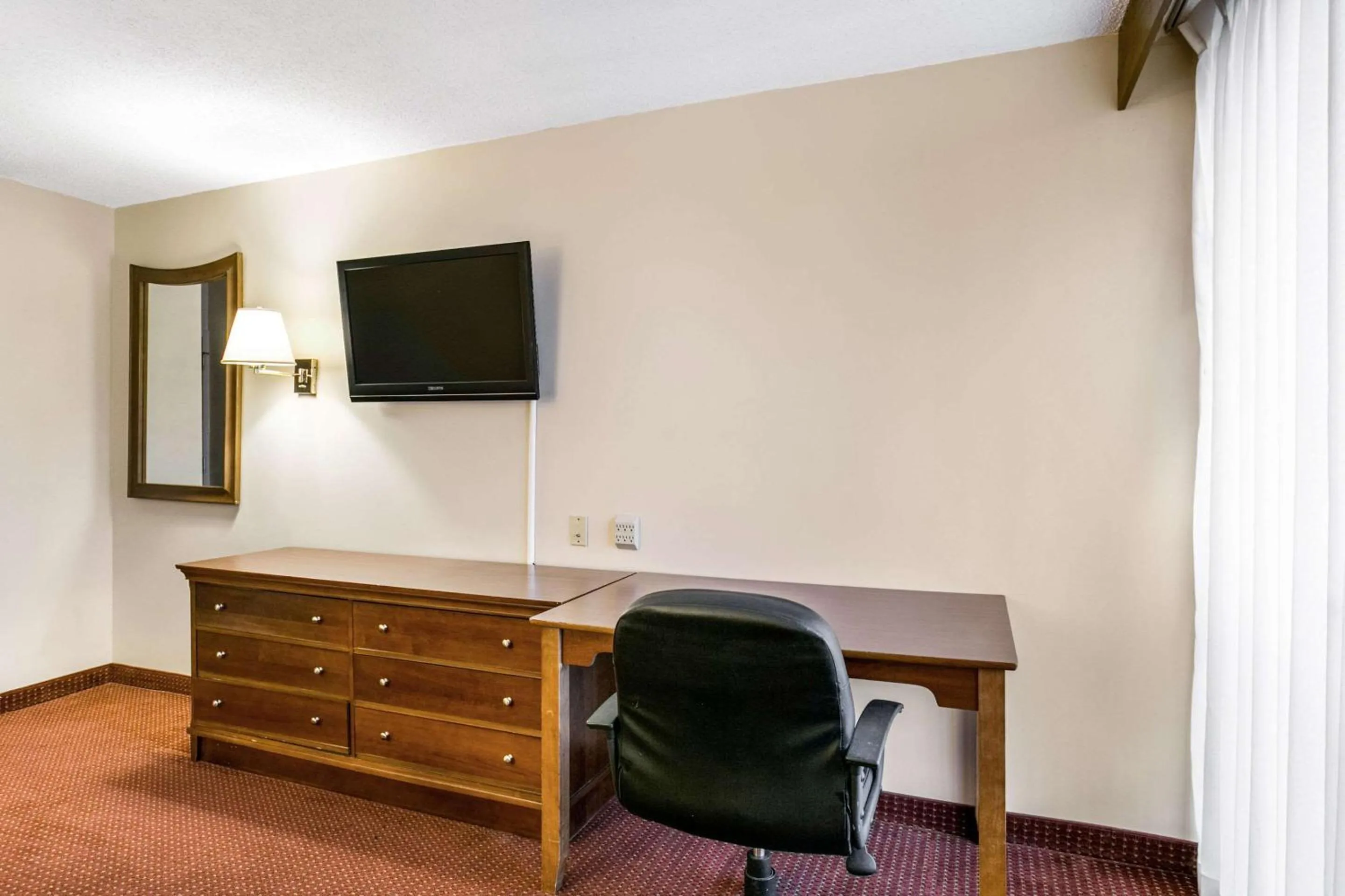 Bedroom in Clarion Hotel BWI Airport Arundel Mills