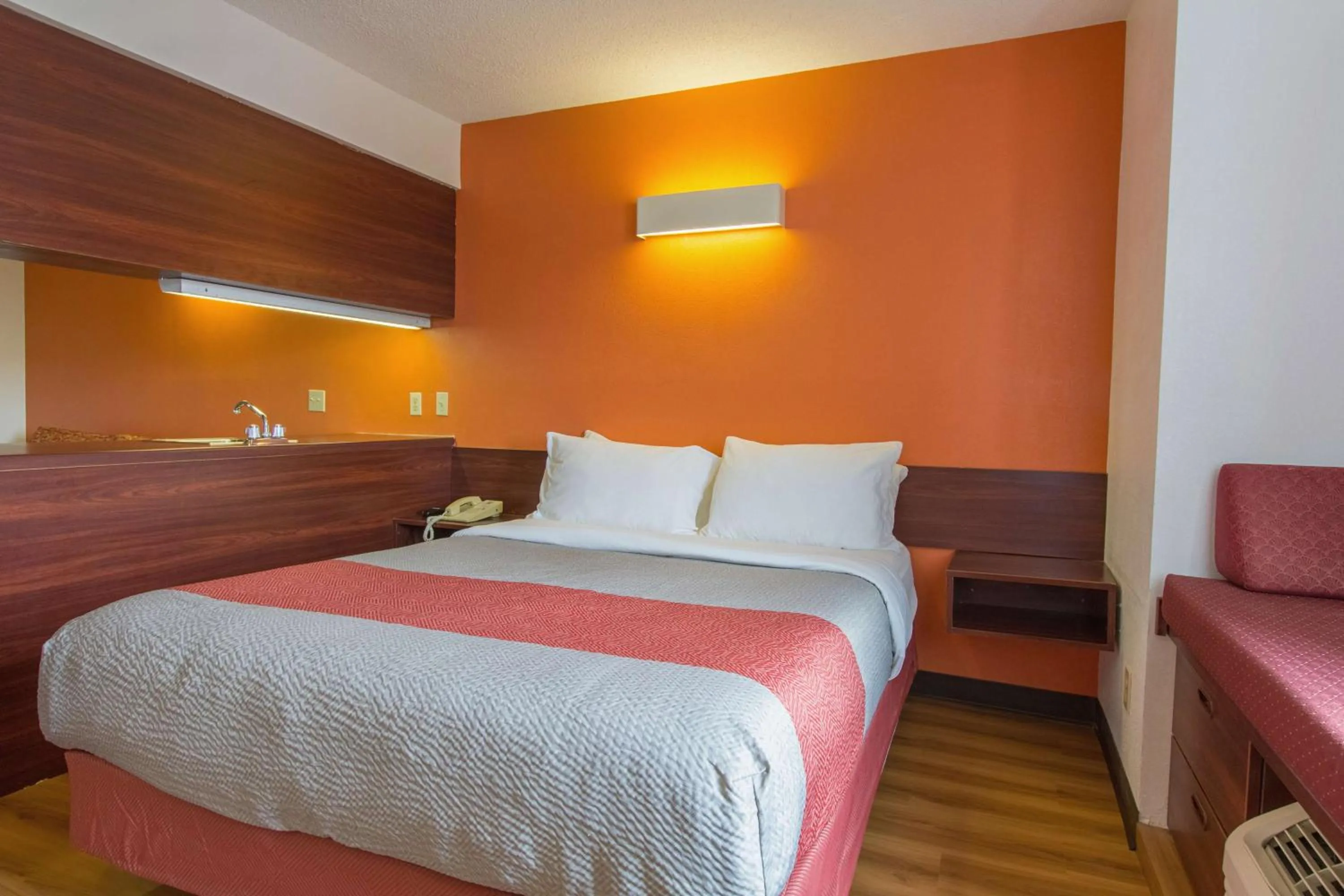 Photo of the whole room, Bed in Motel 6-Streetsboro, OH