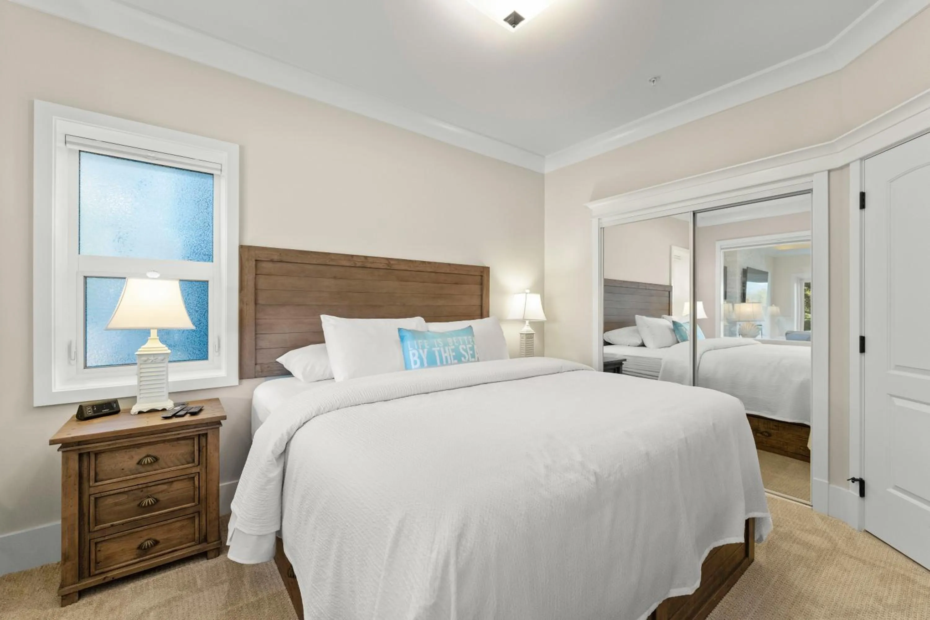 Bed in SookePoint Ocean Cottage Resort