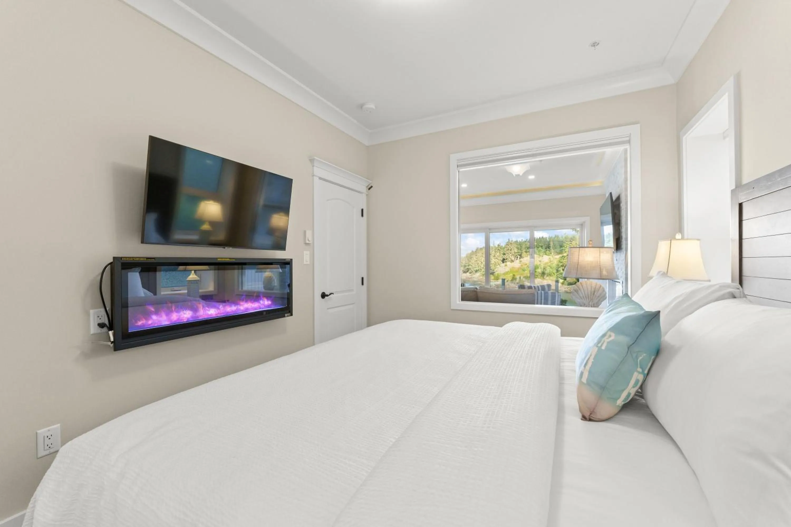 Bed in SookePoint Ocean Cottage Resort