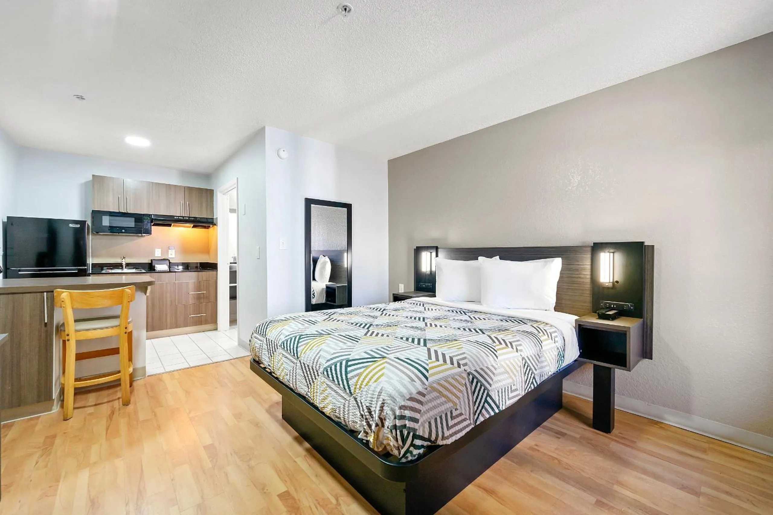 Bed in Motel 6 Duluth, Ga - Atlanta - Gwinnett Place