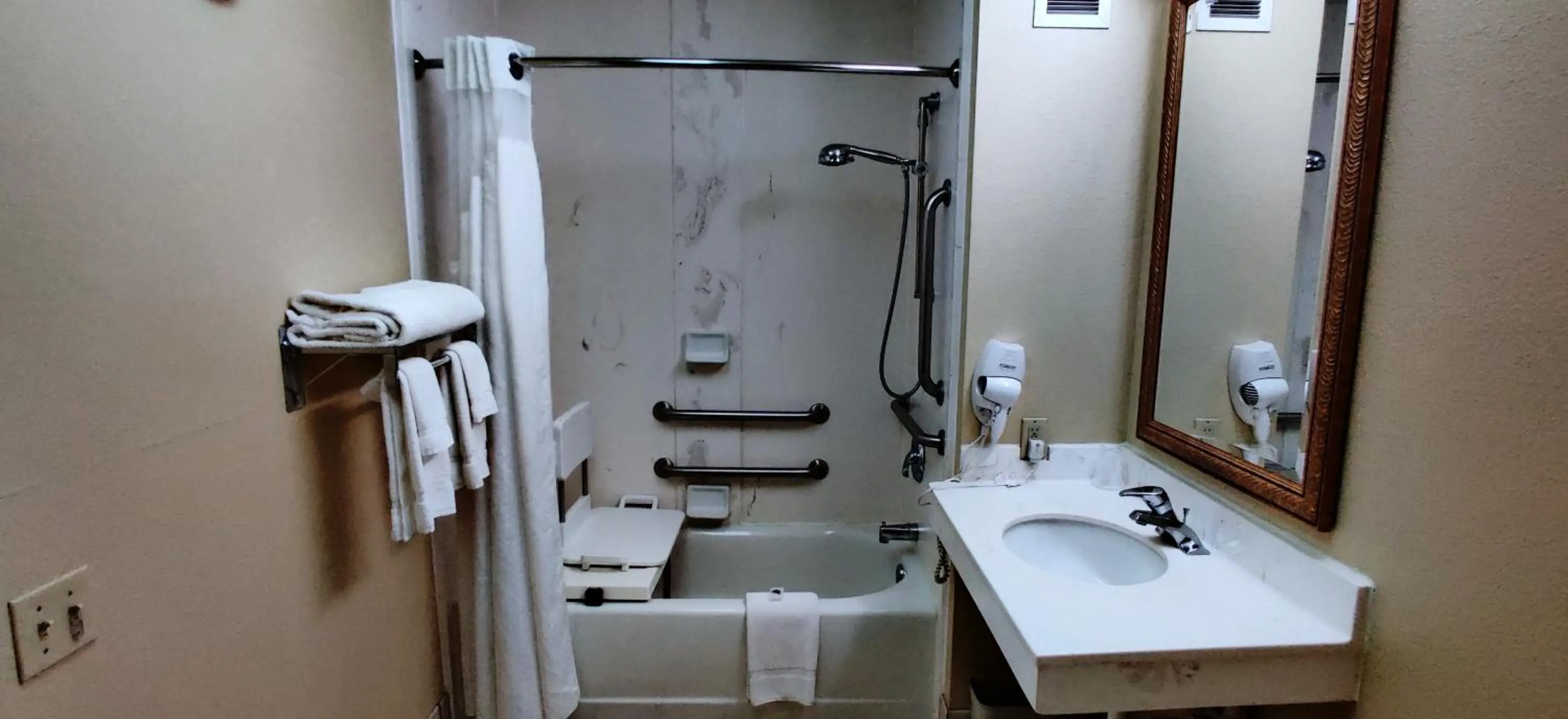 Bathroom in Motel 6 Duluth, Ga - Atlanta - Gwinnett Place