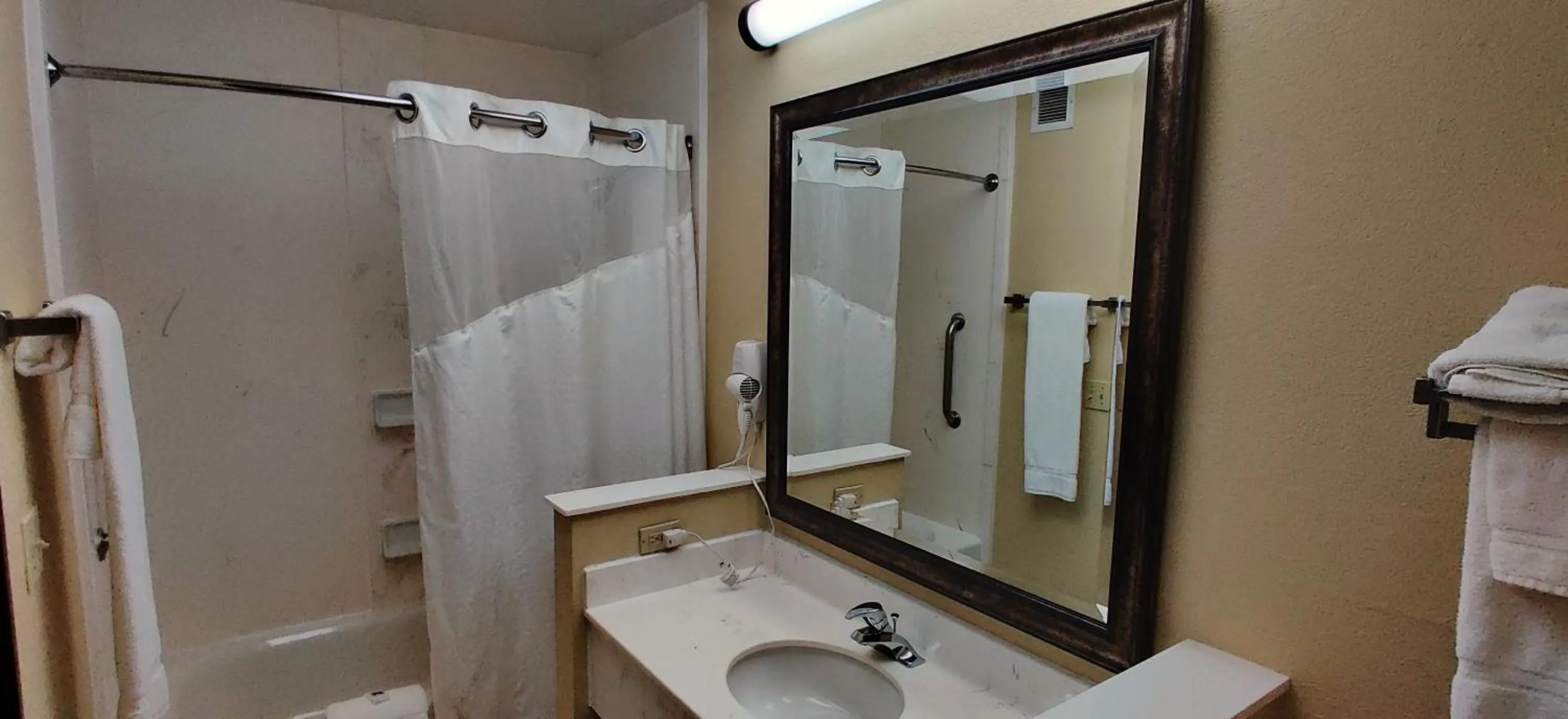 Bathroom in Motel 6 Duluth, Ga - Atlanta - Gwinnett Place