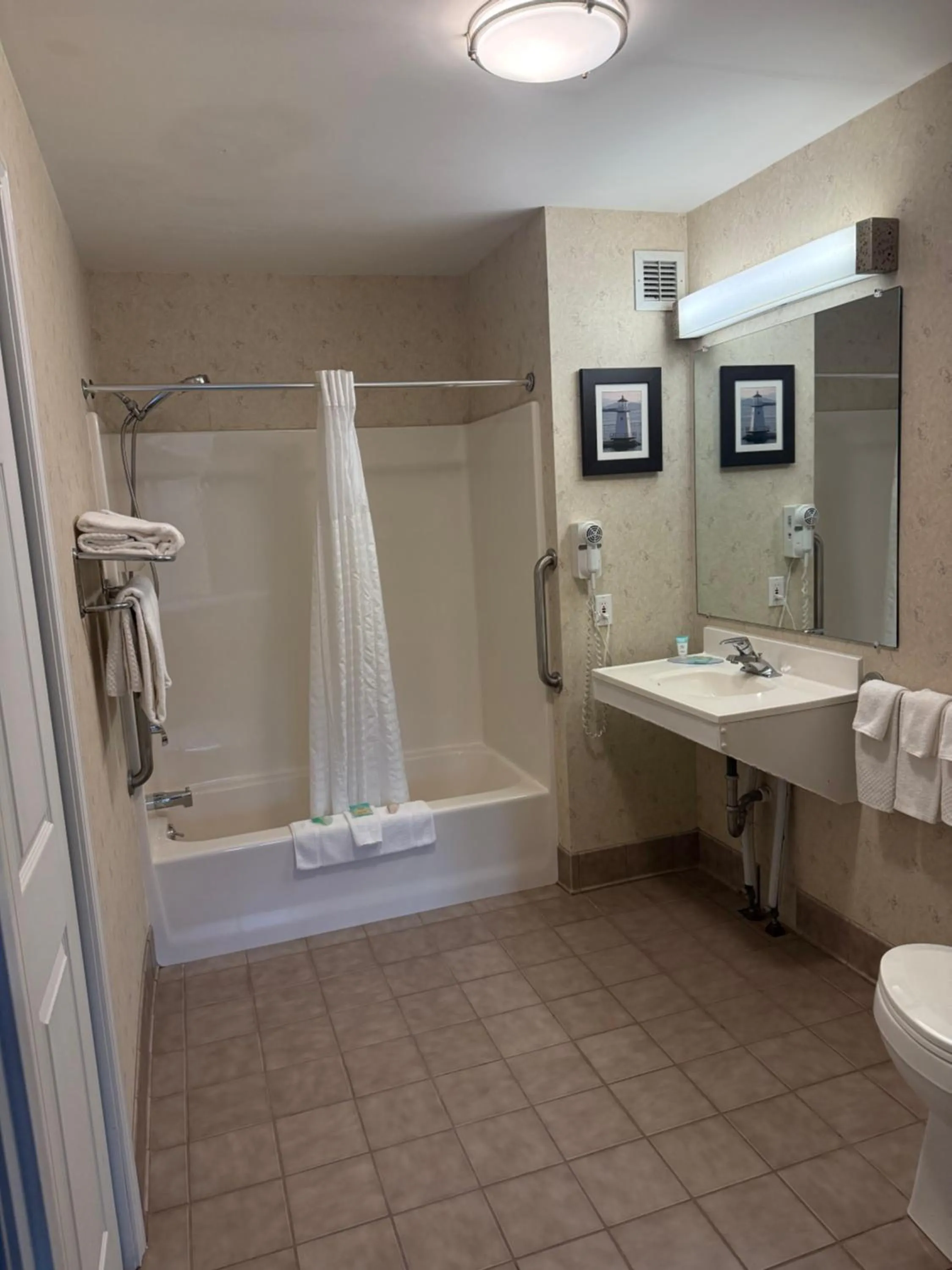 Bathroom in Smart Suites, an Ascend Collection Hotel