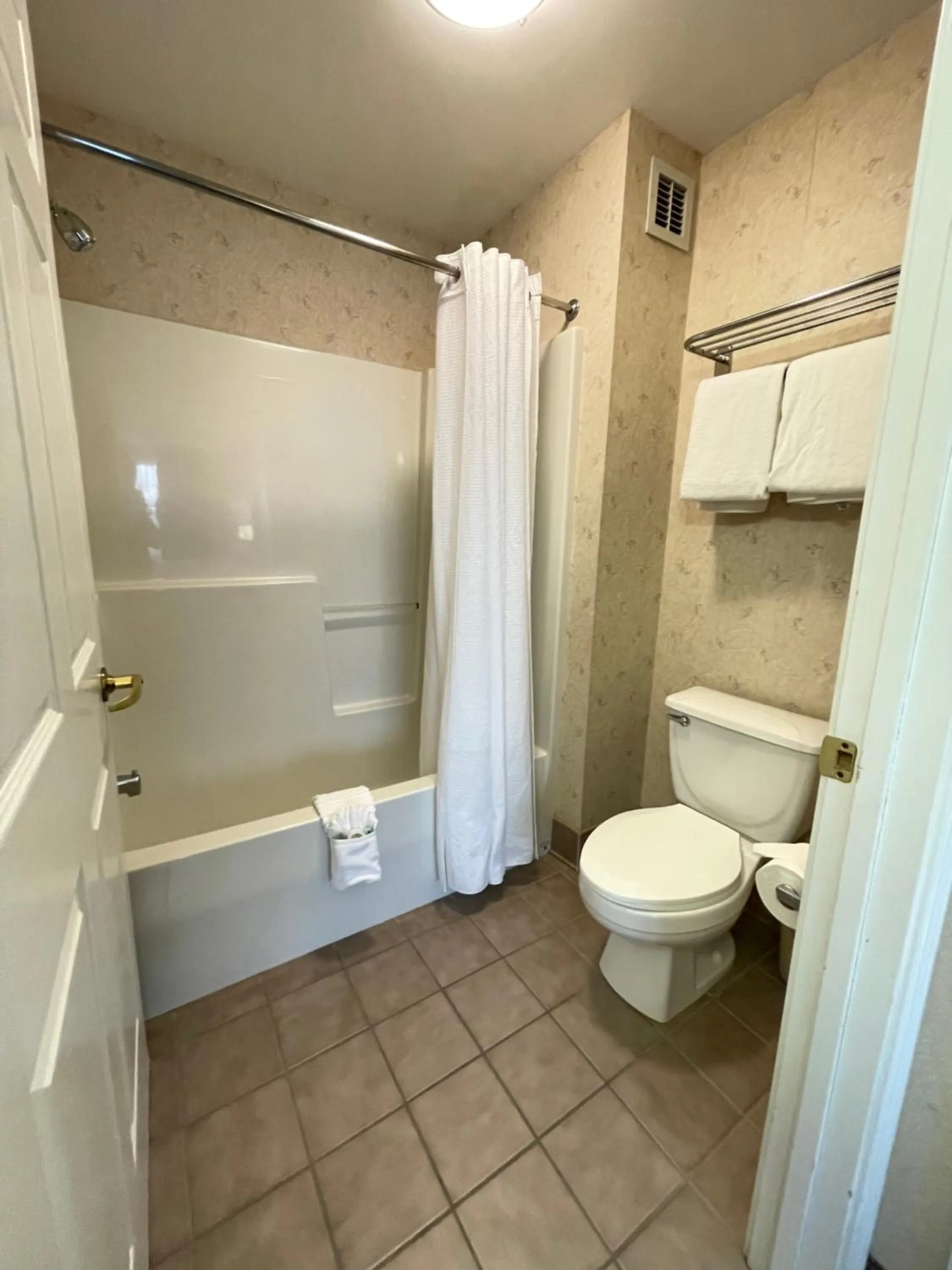 Bathroom in Smart Suites, an Ascend Collection Hotel