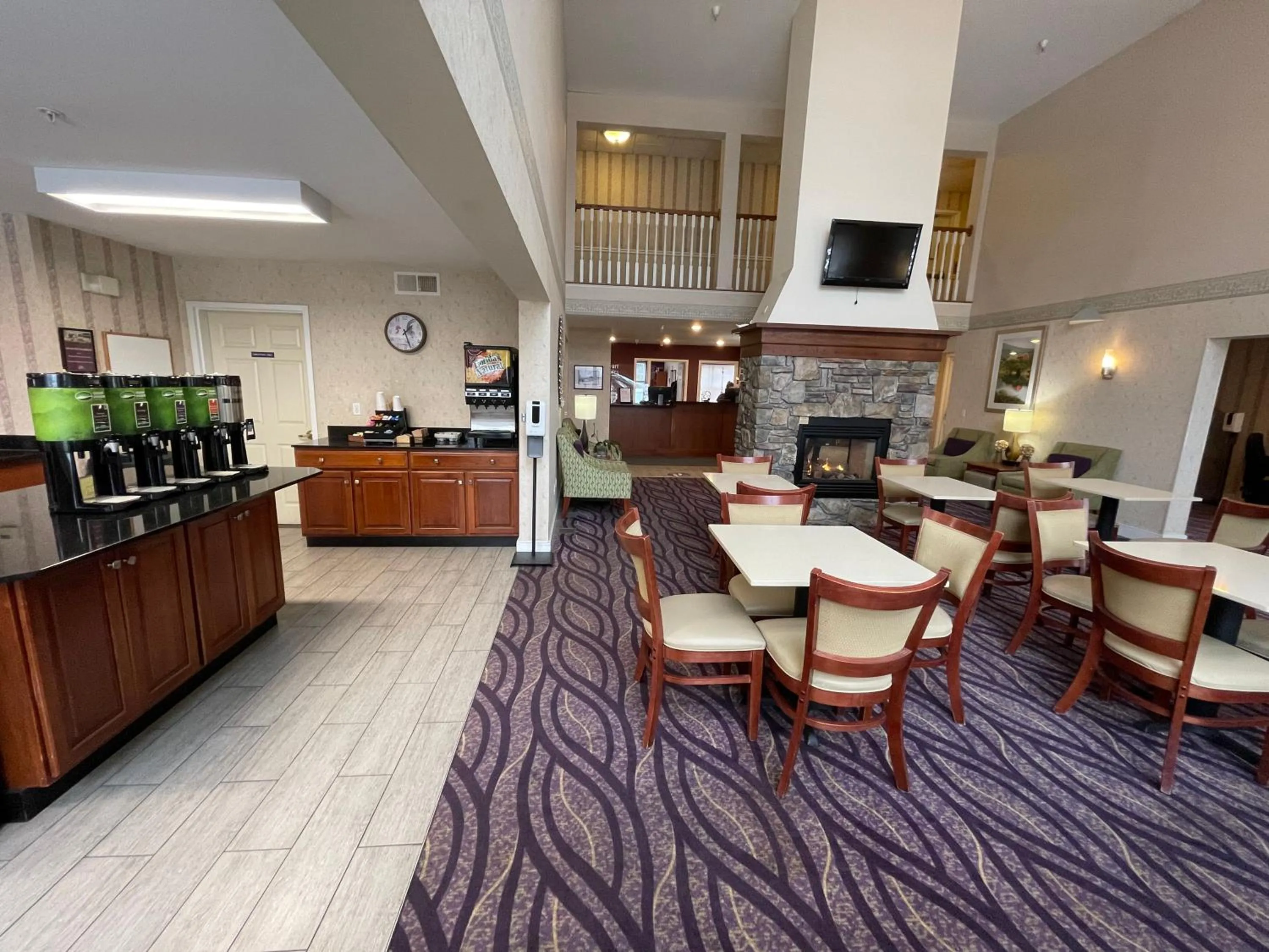 Coffee/tea facilities in Smart Suites, an Ascend Collection Hotel