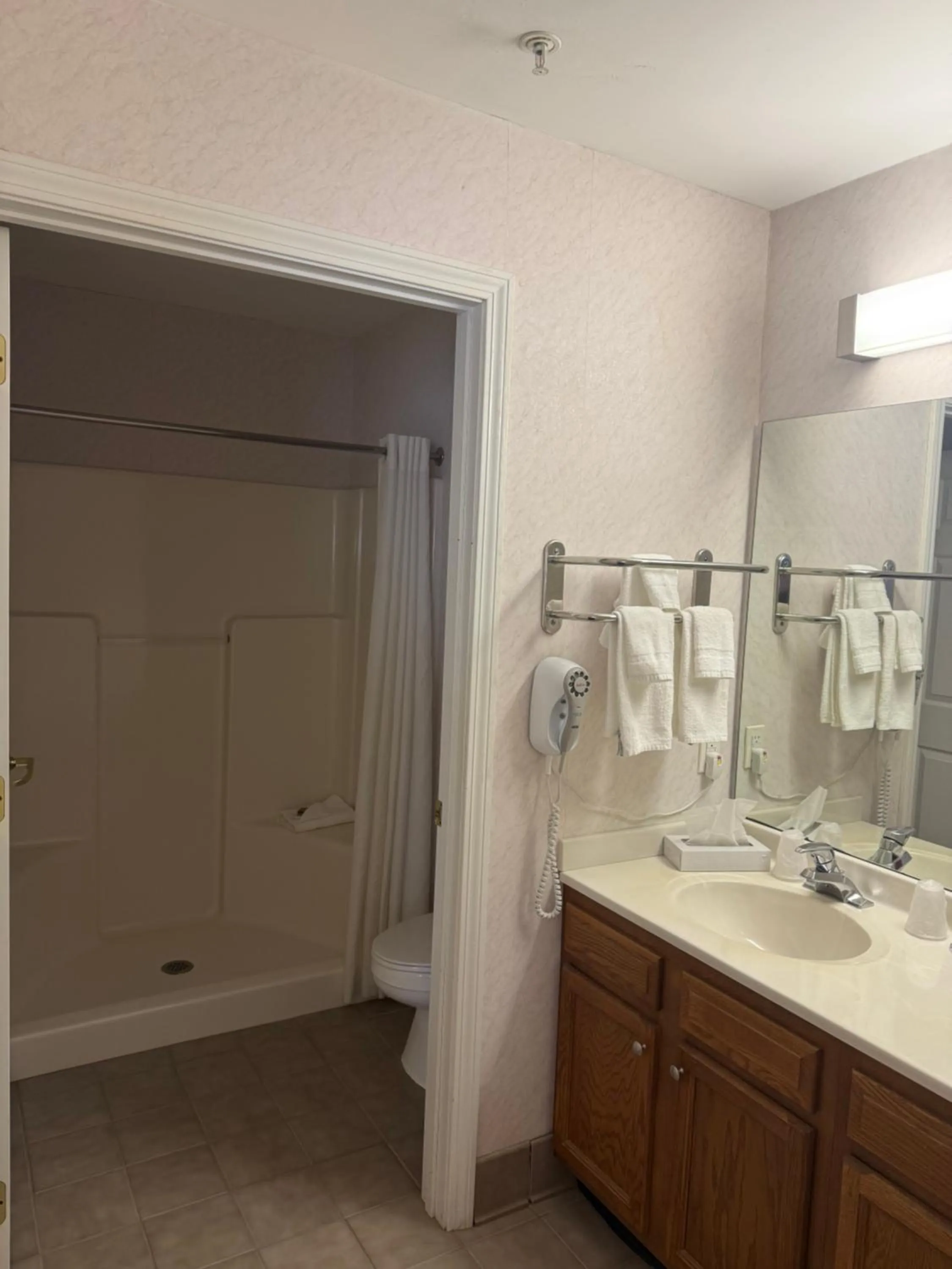 Bathroom in Smart Suites, an Ascend Collection Hotel