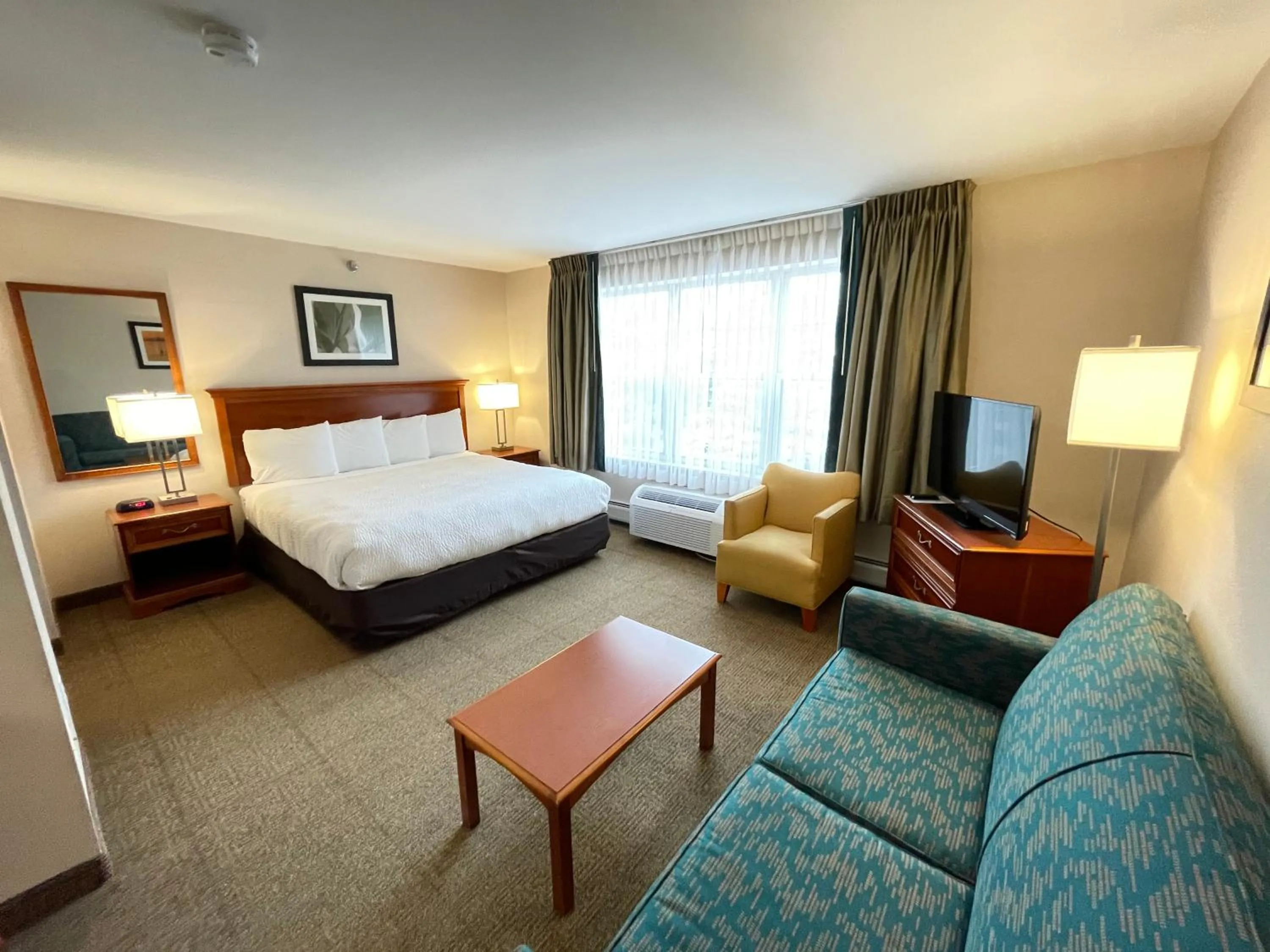 Bed in Smart Suites, an Ascend Collection Hotel