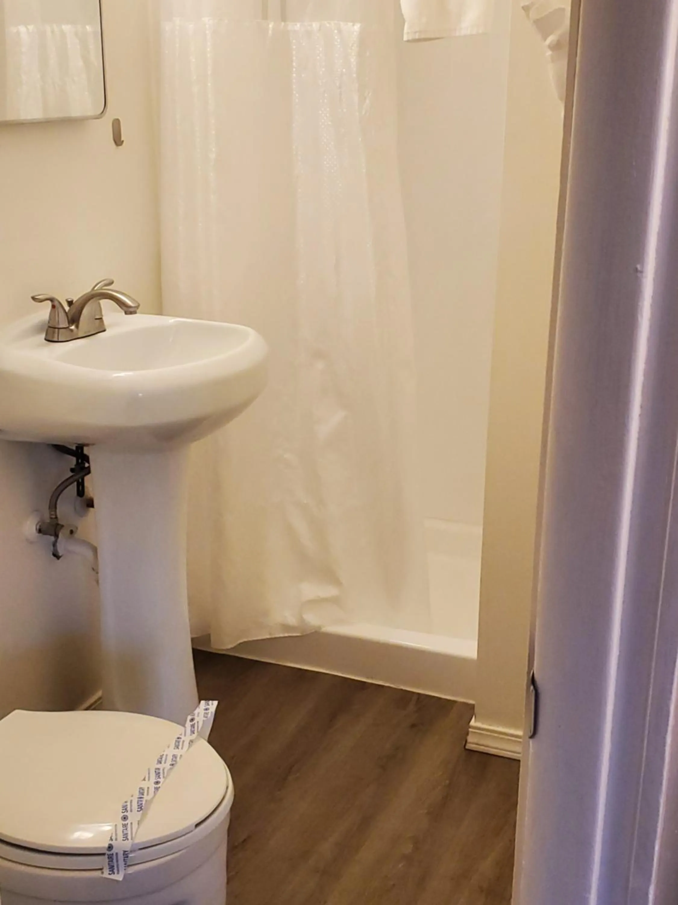 Bathroom in Arbor Inn Motel Oakridge