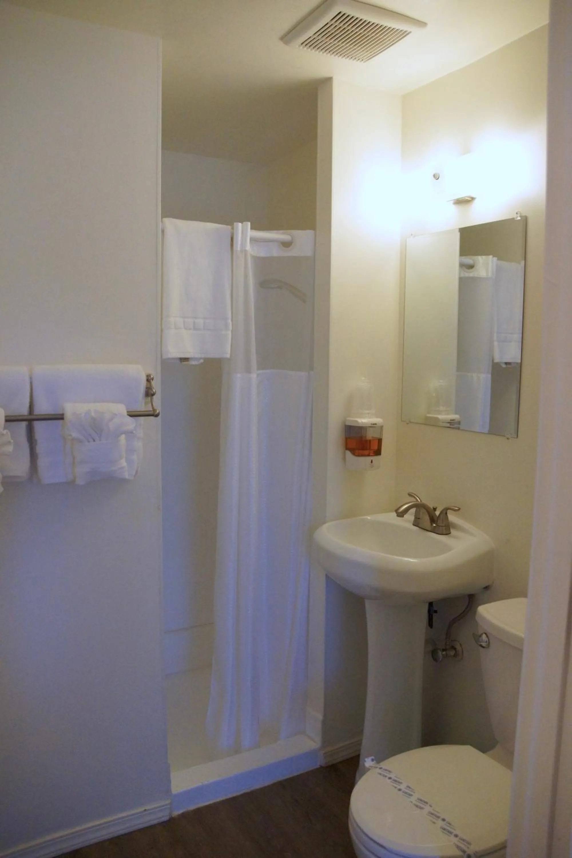 Bathroom in Arbor Inn Motel Oakridge