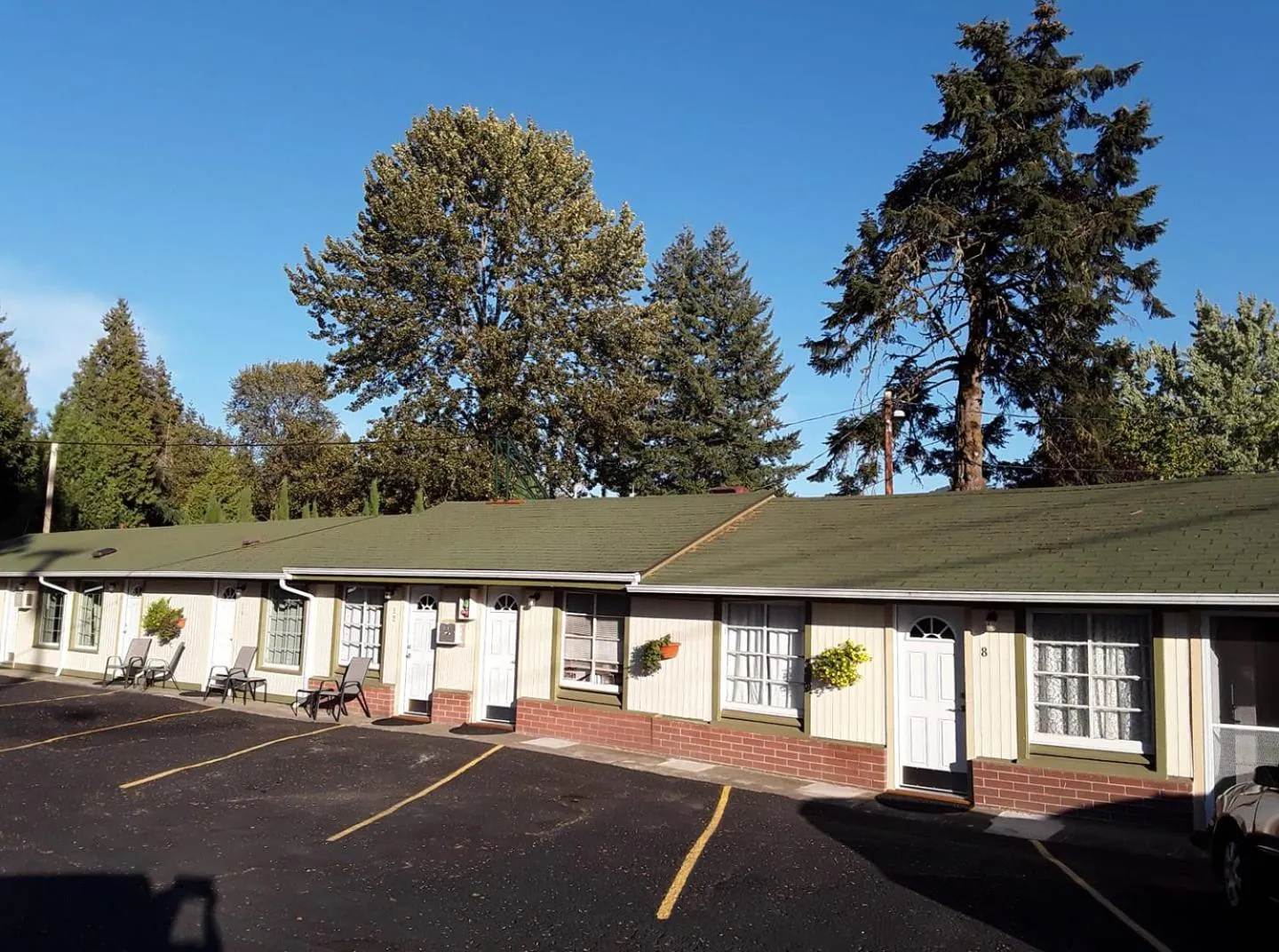 Property building in Arbor Inn Motel Oakridge