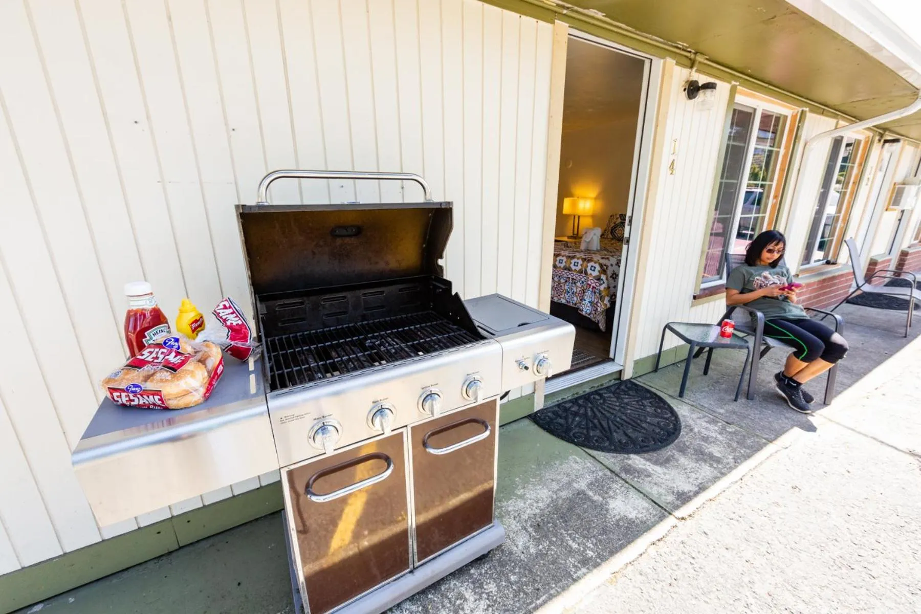 People in Arbor Inn Motel Oakridge